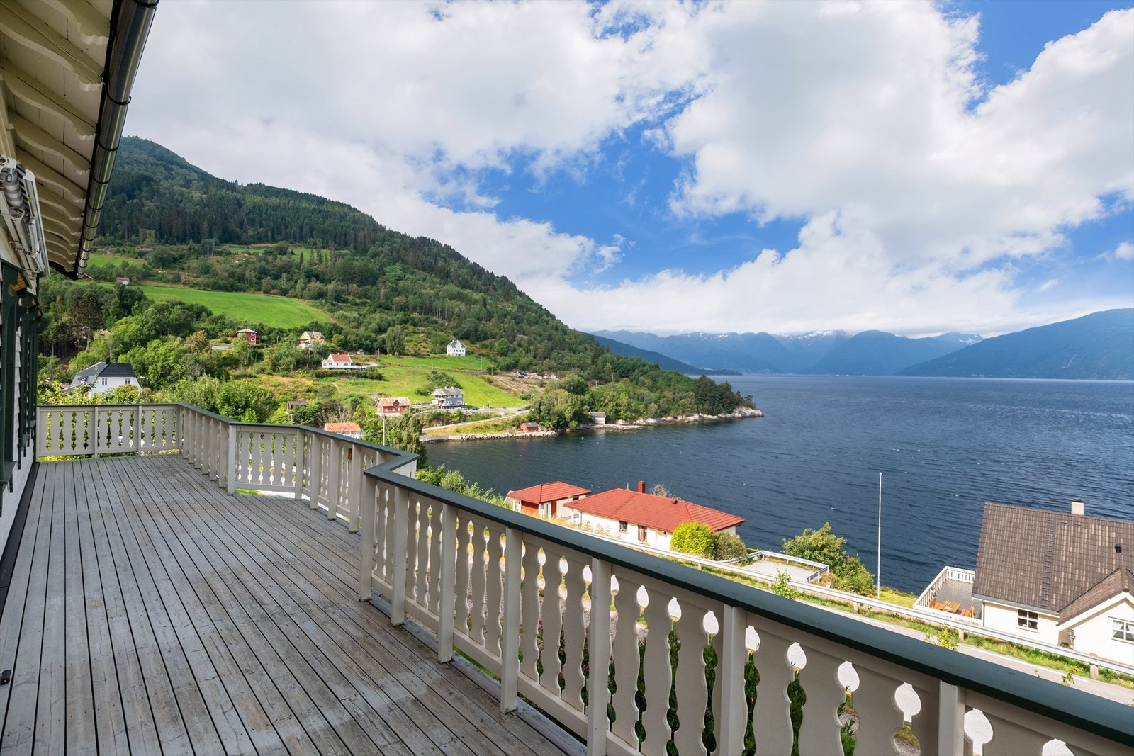 Verandaen er av god storleik med plass til innreiing av fleire sittegrupper. Galleribilde