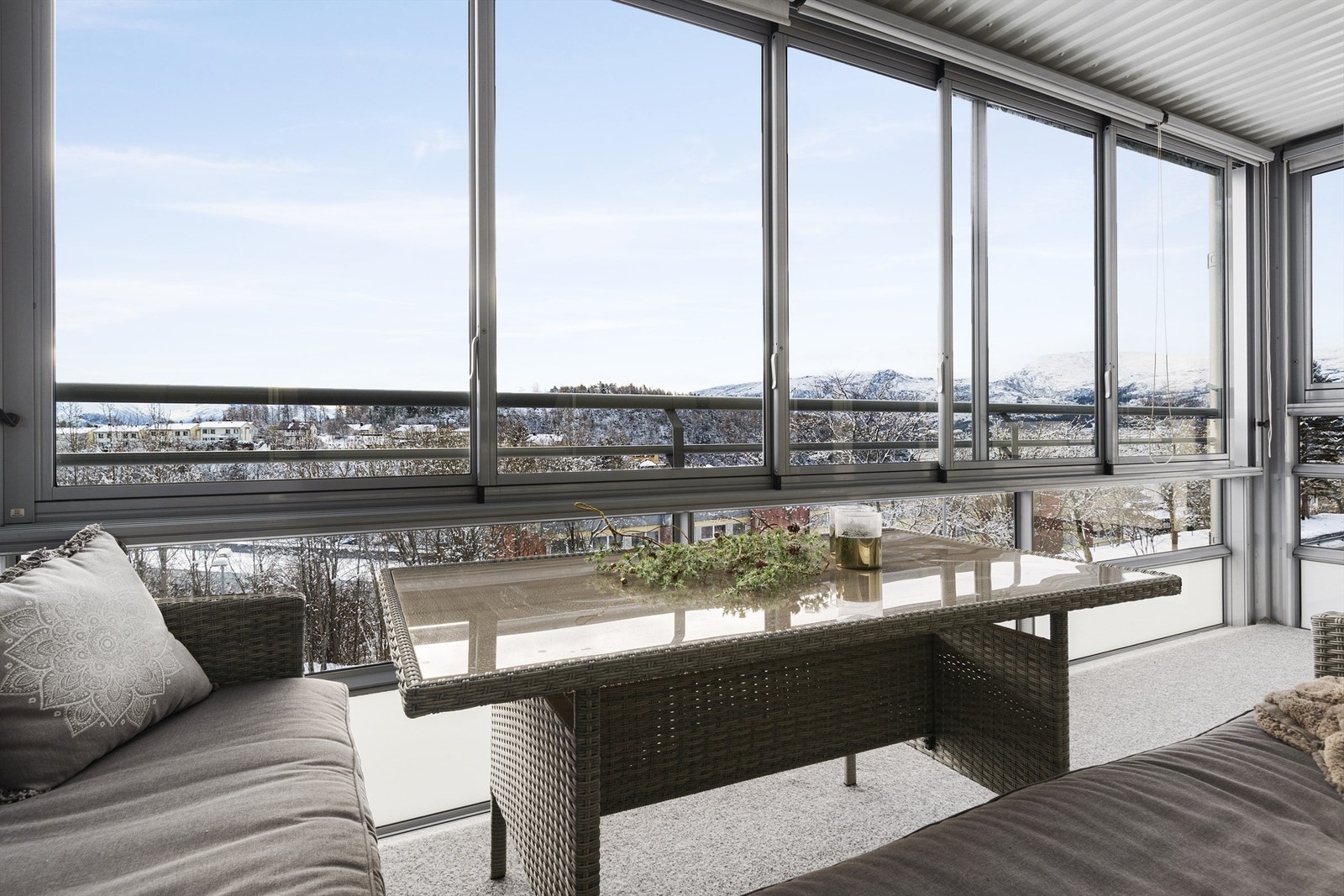 Balkongen er i betongkonstruksjoner med rekkverk av metall og glass, med skyvbare glassfelter som gir en muligheten til å åpne helt opp om sommeren Galleribilde