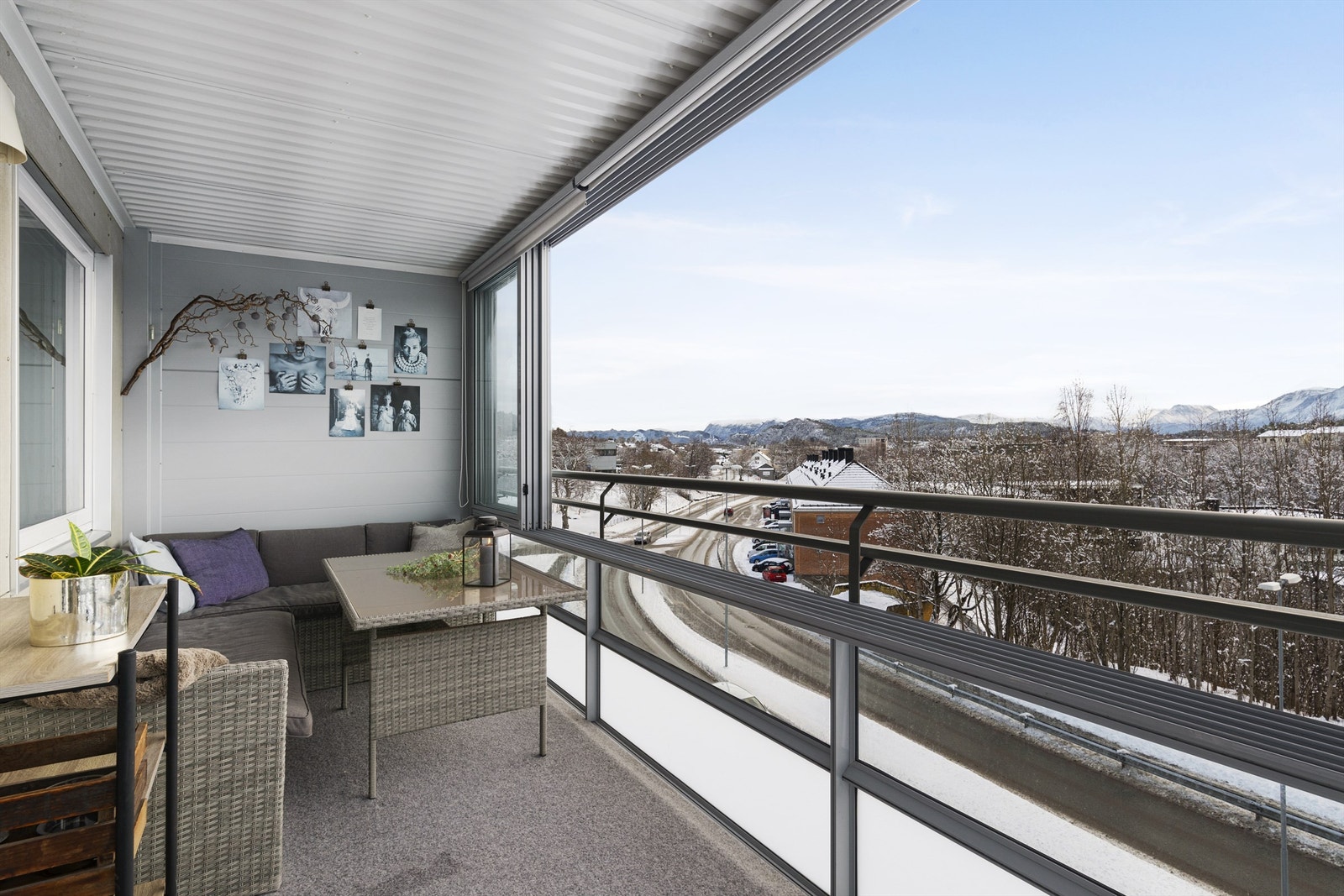 Fra stue er det direkte utgang til den innglassede balkongen på 11m² Galleribilde