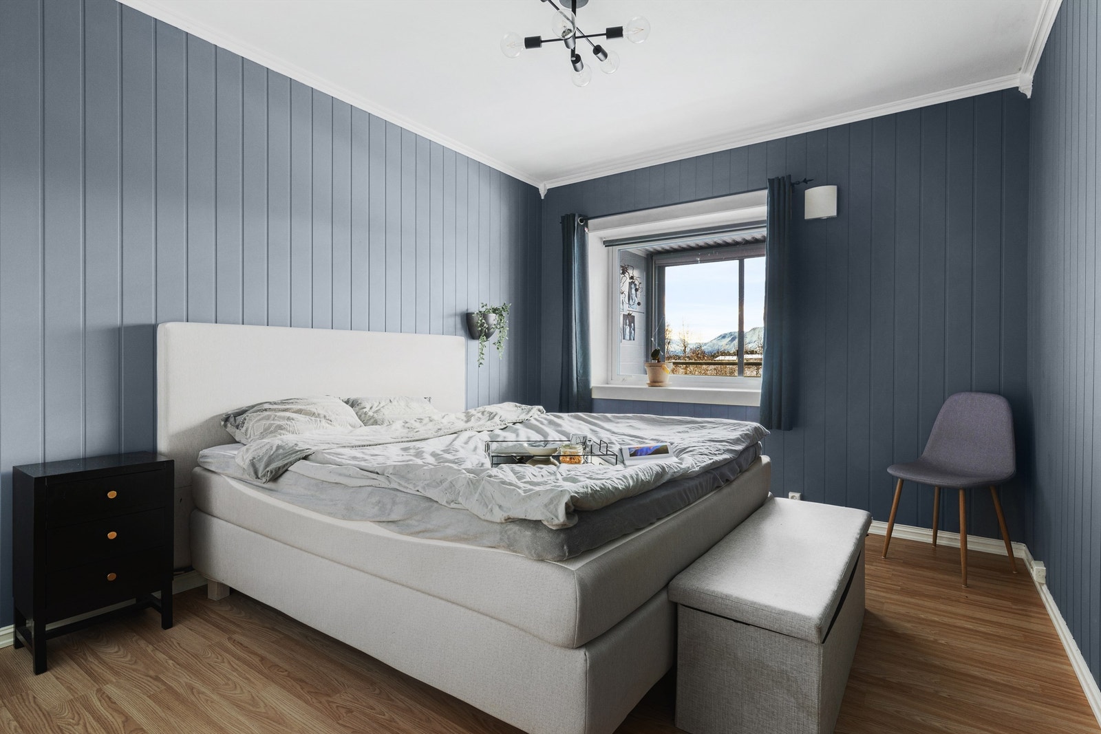 Soverom I: er leilighetens hovedsoverom og har en generøs størrelse på 14m². Malte panelplater, i en dempet, lysere blå tone. En mellomtone som oppleves både rolig og tidløs - noe som fungerer godt på soverommet! Galleribilde
