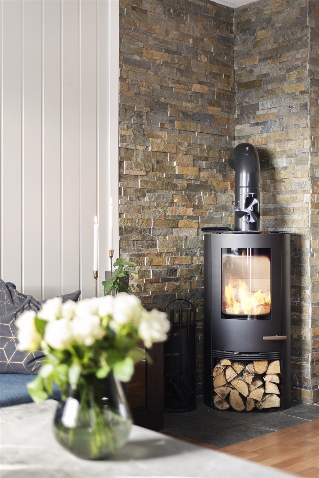 Peishjørnet med ildsted og steinvegg tilfører både karakter og ekstra varme på kalde dager. Ildstedet og brannveggen er av nyere dato Galleribilde