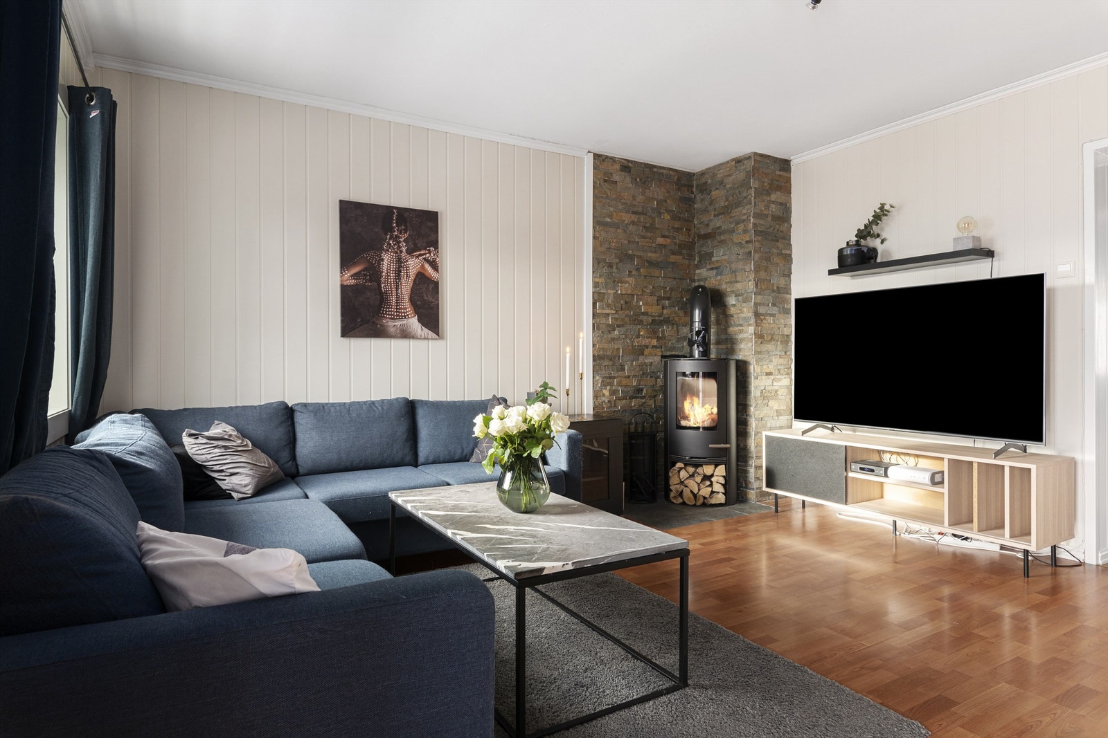 I tillegg er takhøyden målt til ca 2,52 meter, noe som gir en god romfølelse. Gulvflater er belagt med laminat Galleribilde