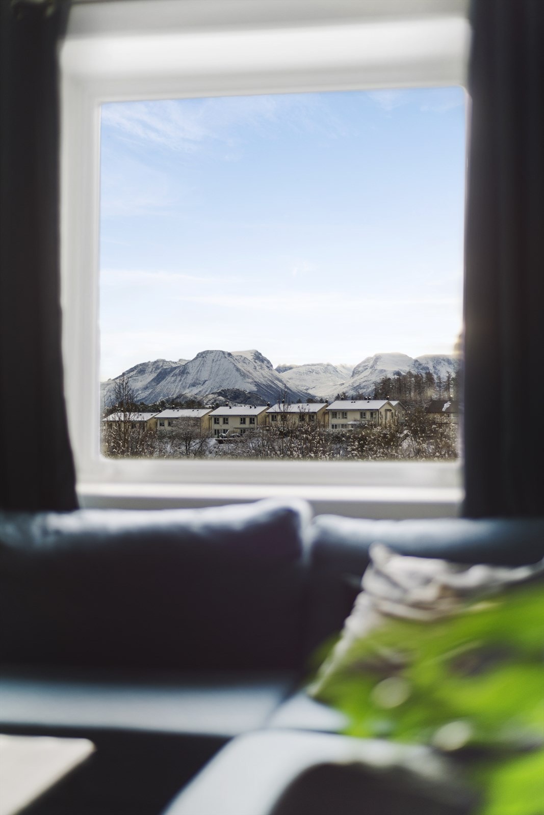 Fra både stue og balkongen kan du beundre den flotte utsikten mot bla. Sunnmørsalpane Galleribilde