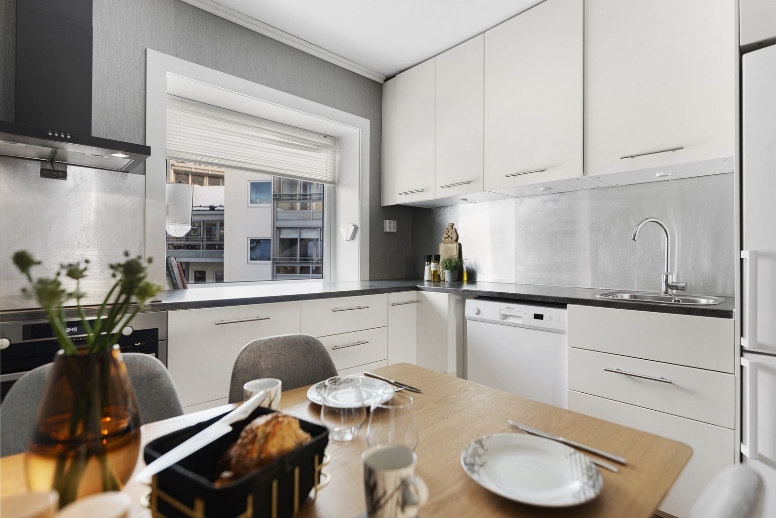 Ikeainnredning fra 2013 (ifølge tidligere salgsoppgave). Den L-formede benkeplaten er av laminat og gir gode arbeidsflater på kjøkkenet. De stilrene stålplatene langs veggen, over benkeplaten gir både et moderne uttrykk og er enkel å rengjøre Galleribilde