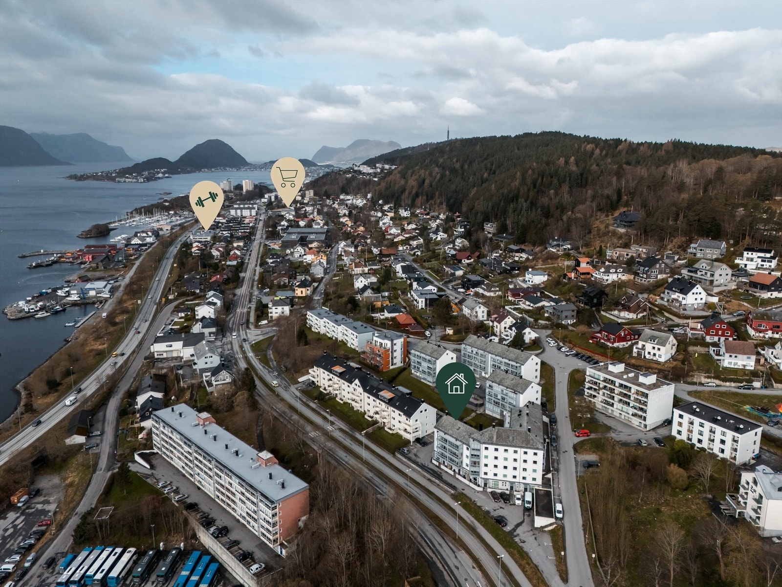 Dagligvarehandelen gjør man enkelt unna, hos Eurospar Larsgården eller Kiwi Nørve, som begge ligger omtrent 1 km fra eiendommen. I tillegg ligger Kiwi Klokkersund, som er søndagsåpen omtrent 2 km unna, samt Joker Kolvikbakken som ligger 450 meter unna Galleribilde