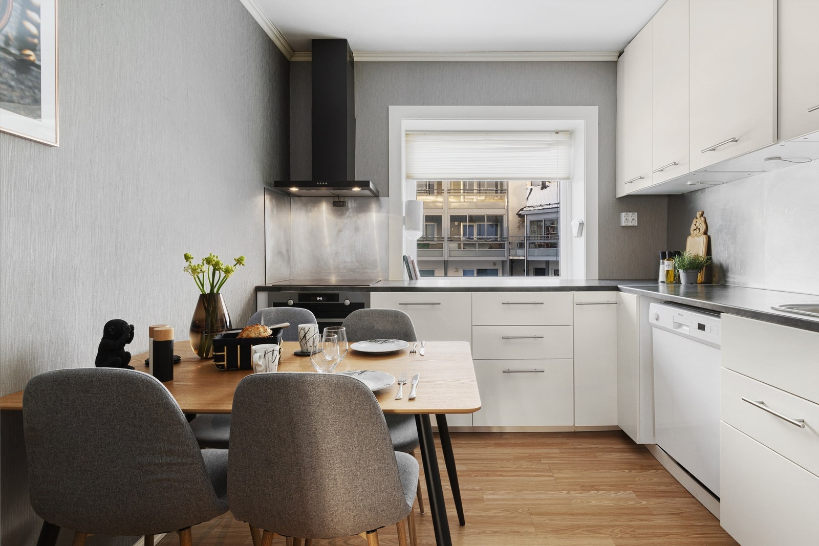 Leiligheten har adskilt kjøkkenrom, oppmålt til 8m². Innredningen har tidløse, lyse skapfronter med rene linjer og stilrene håndtak. Godt med oppbevaring i både skuffer og overskap Galleribilde