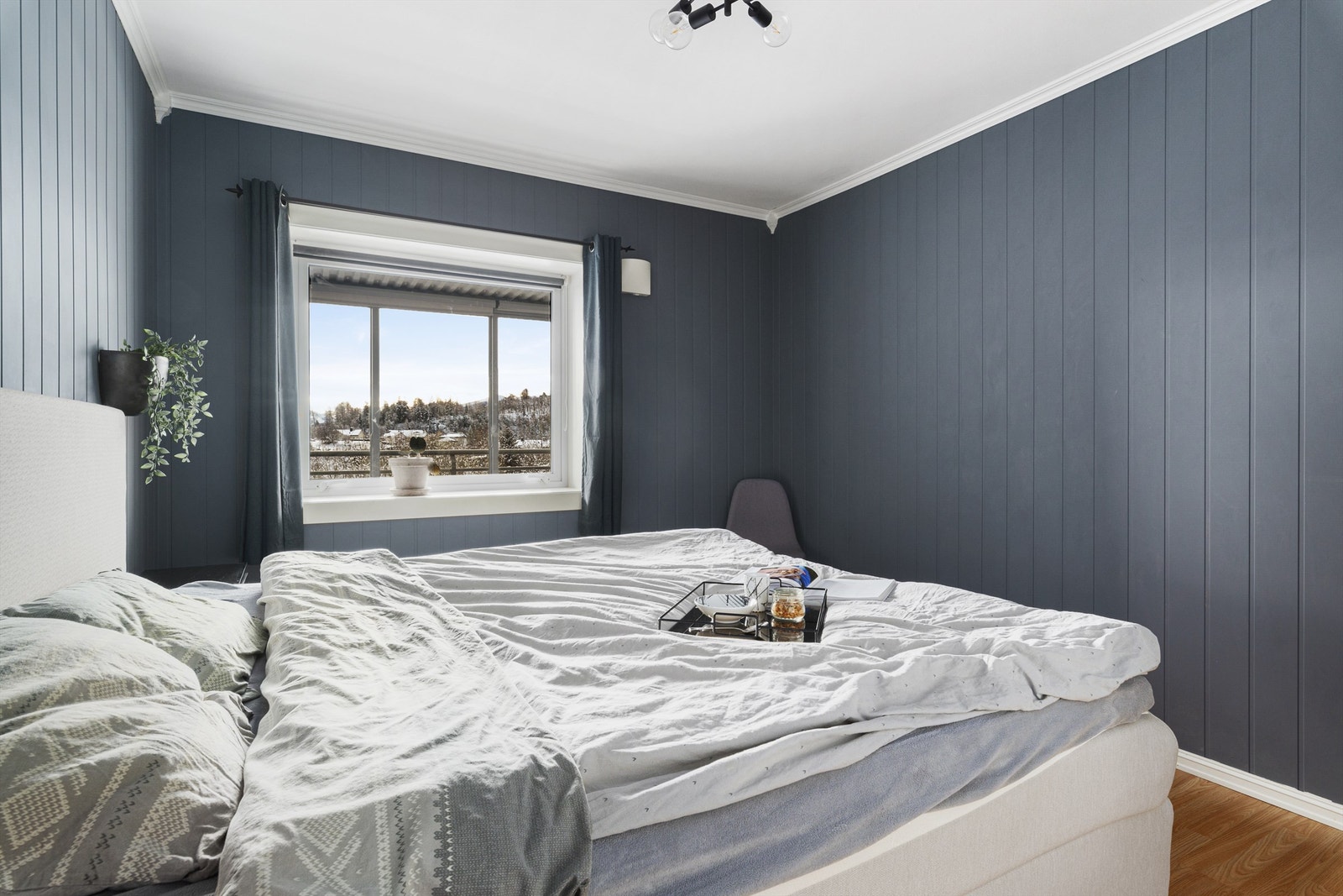 God plass til dobbeltseng med nattbord på begge sider. Et godt soveromsvindu mot balkongen, noe som gir et herlig syn å våkne til Galleribilde