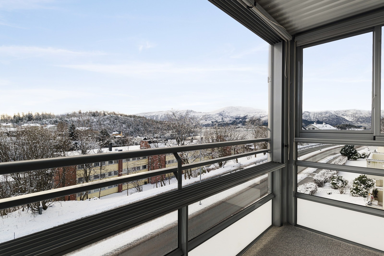 Herfra får en utsikt mot flere retninger, blant annet mot Borgundfjorden og Sulafjellet Galleribilde