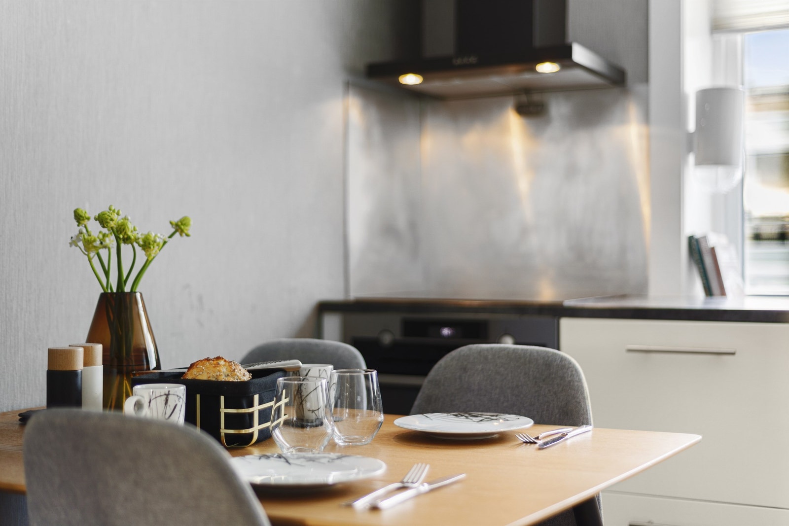 Kjøkkenet har også plass til en koselig spiseplass, perfekt for hyggelige måltider Galleribilde