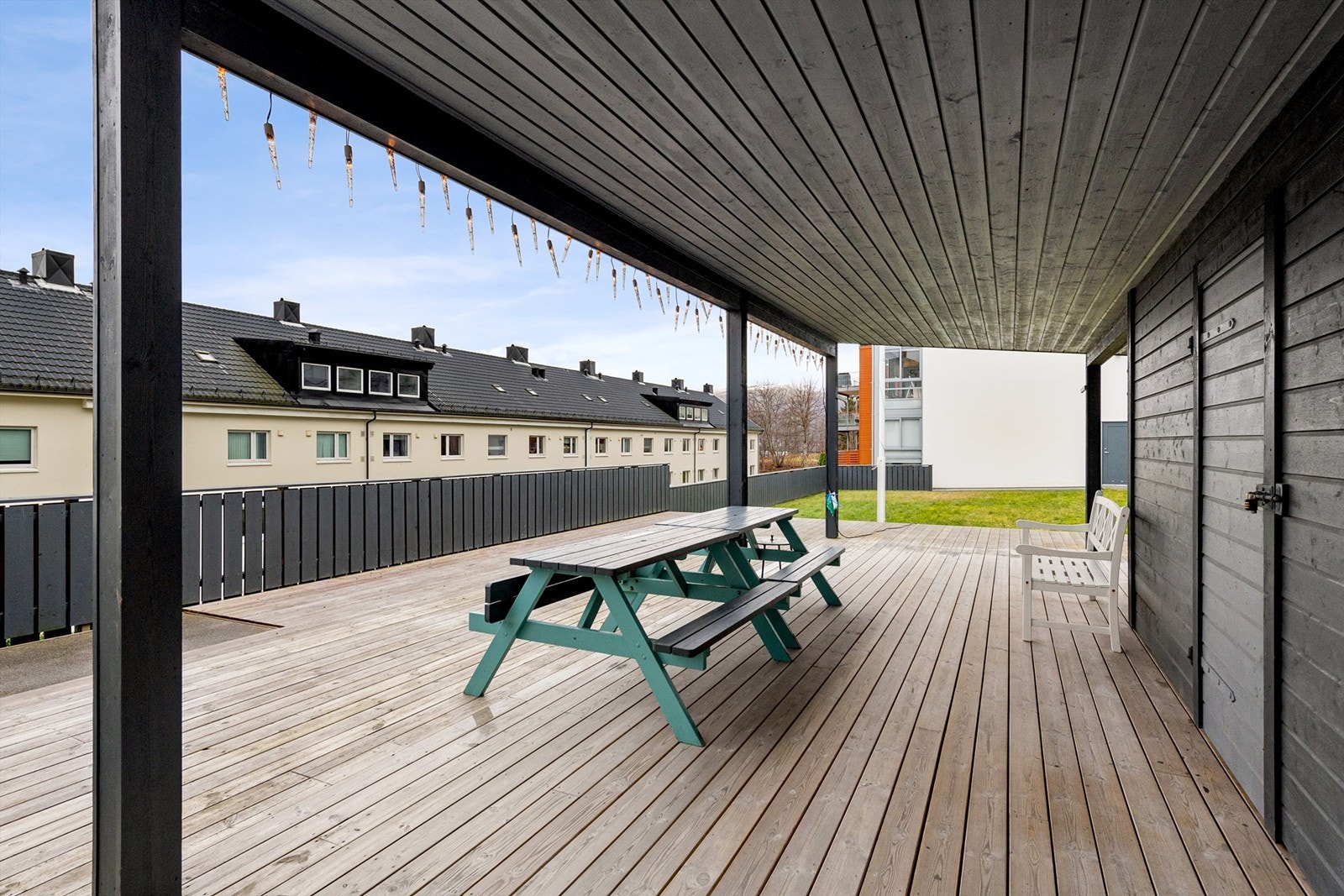 Borettslaget har opparbeidet trivelige fellesarealer med blant annet en trivelig uteplass Galleribilde