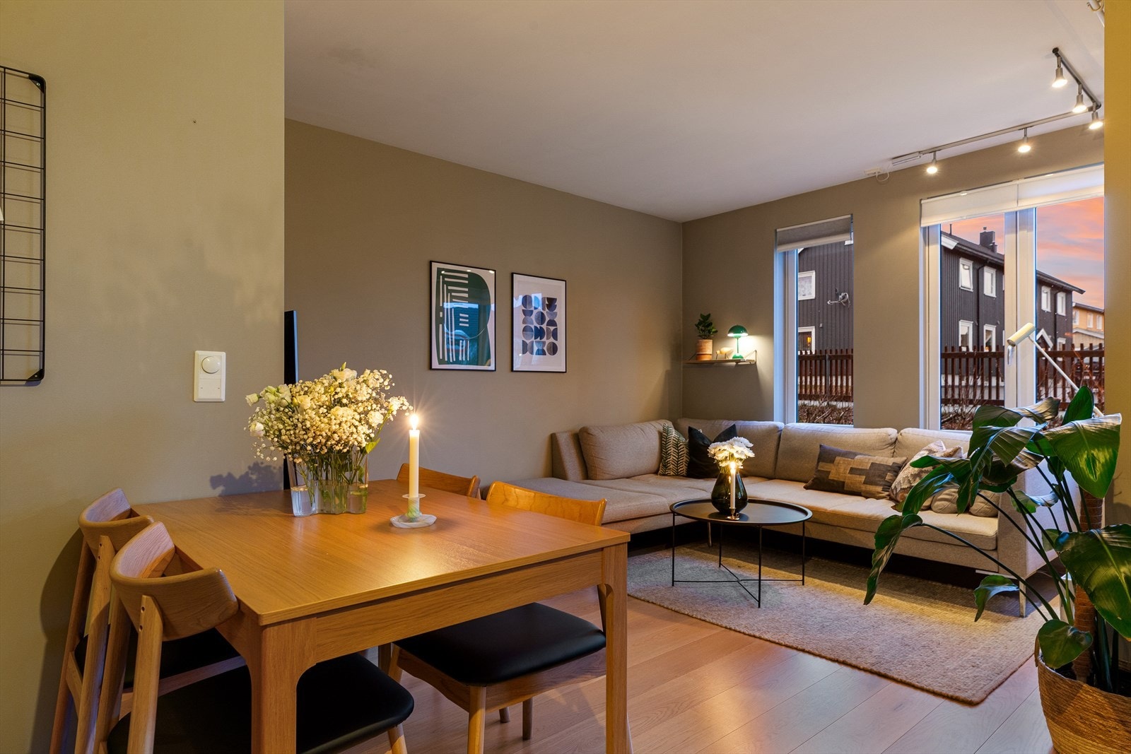 Den åpne romløsningen gir plass til spisebord for fire mellom kjøkkensonen og sofakroken. Galleribilde