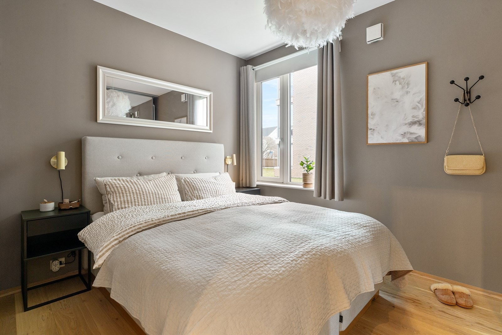 Soverommene er på ca. 6 og 10,5 kvm, og har samme, moderne overflater som øvrige rom. Galleribilde