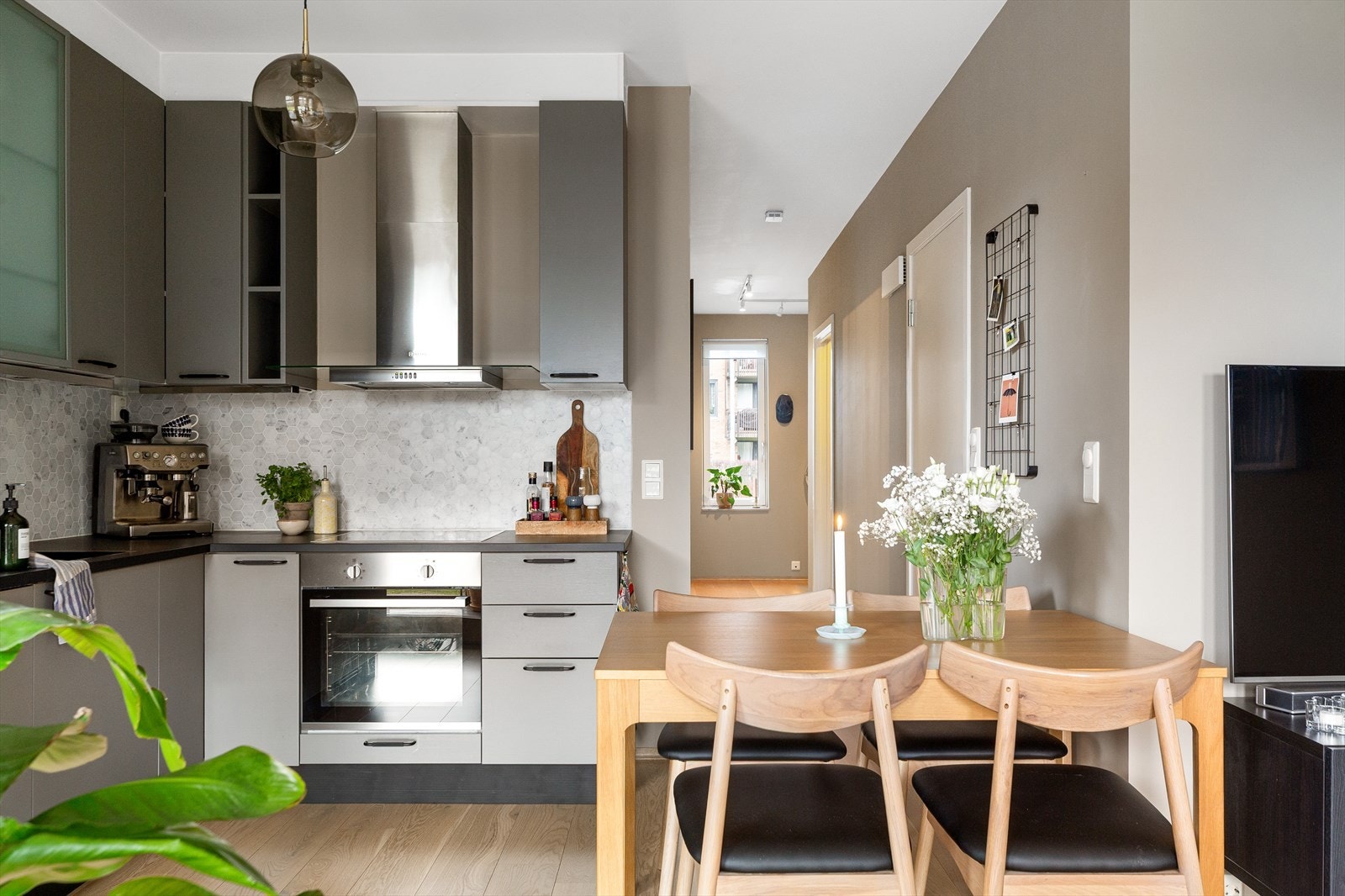 Veggene bak benken er beskyttet med stilige hexagonfliser. Galleribilde