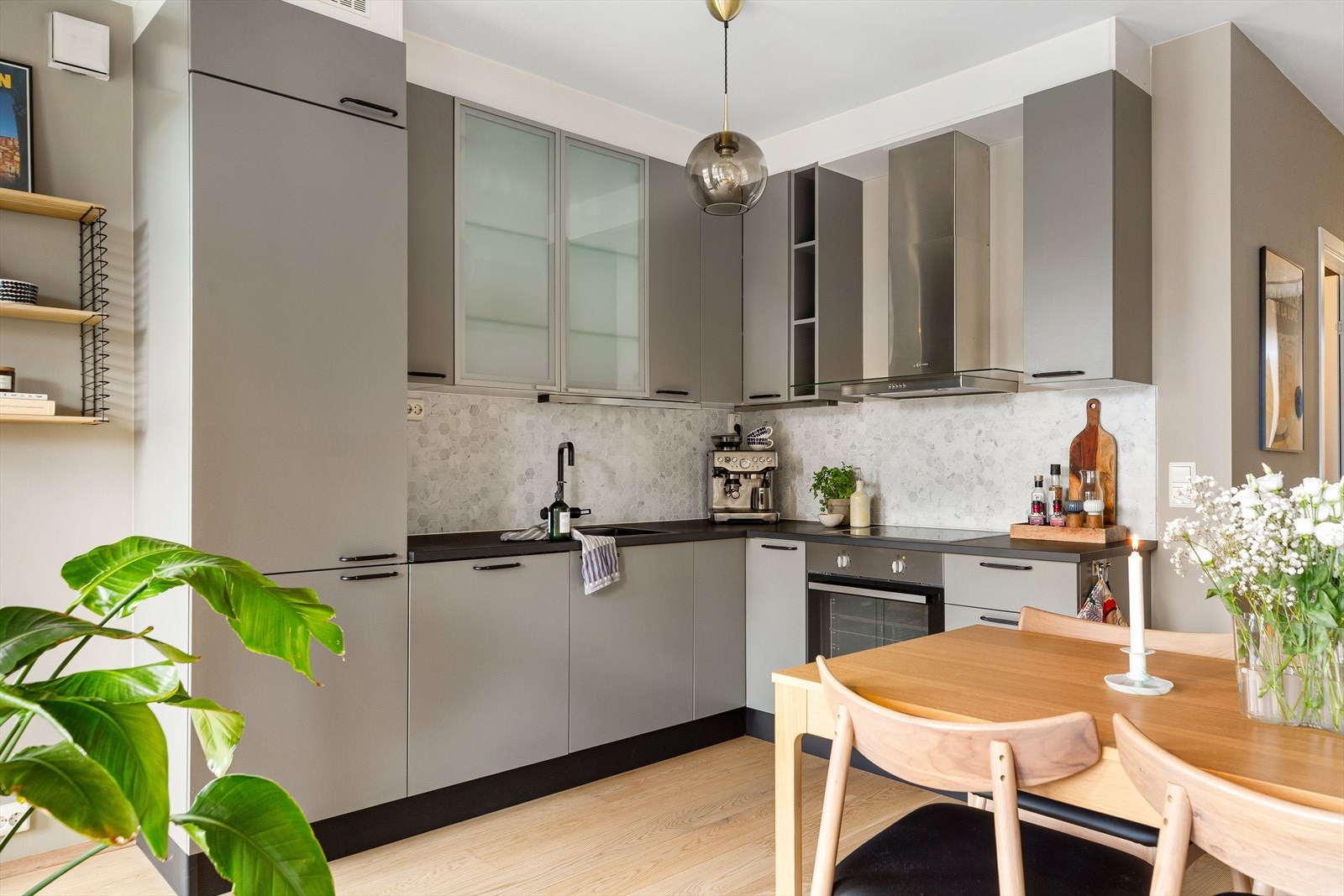 Av hvitevarer er det stekeovn, koketopp, oppvaskmaskin, kjøl/frys og ventilator. Galleribilde