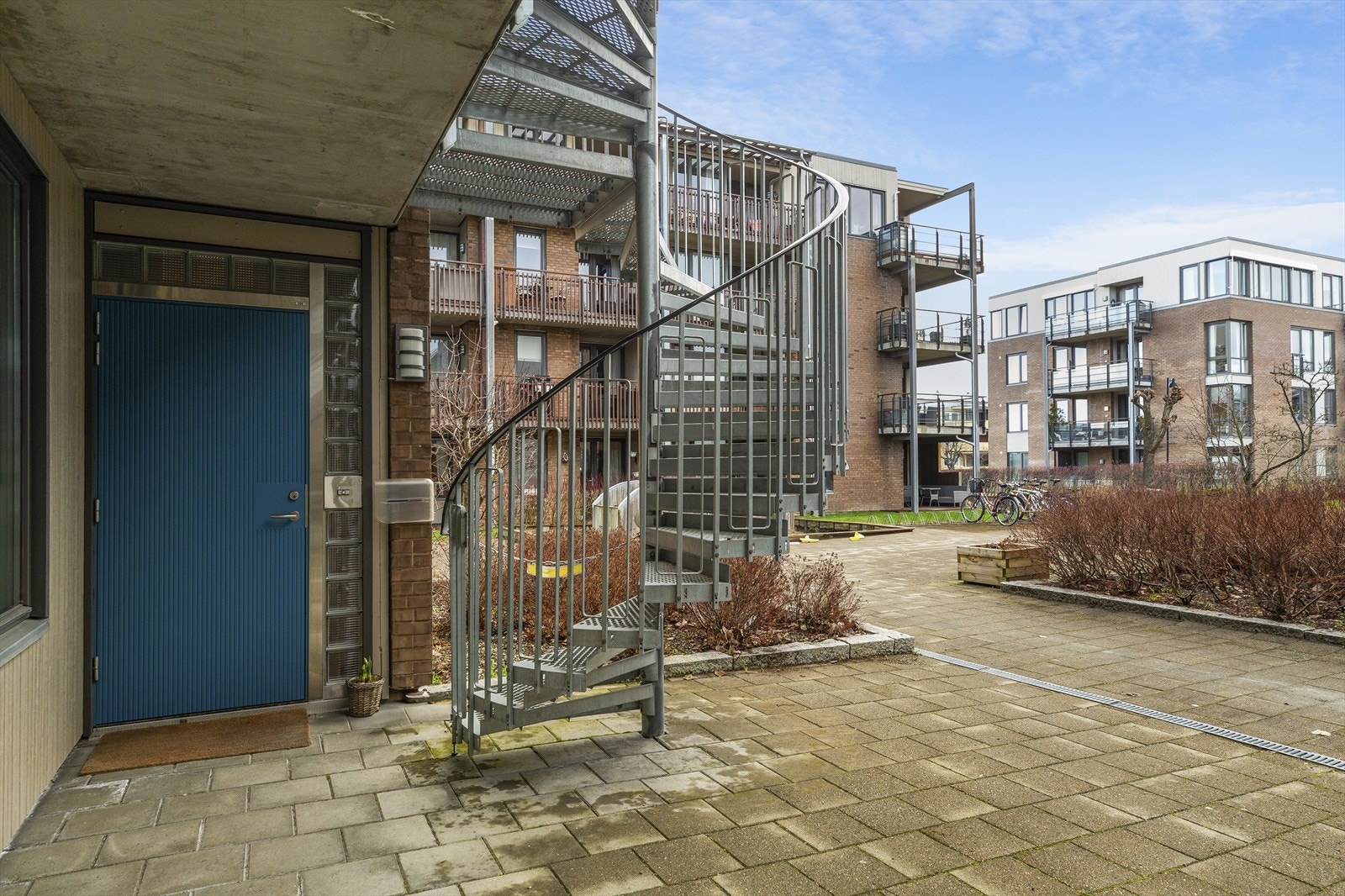 Leiligheten har overbygd inngangsparti med belysning. Galleribilde