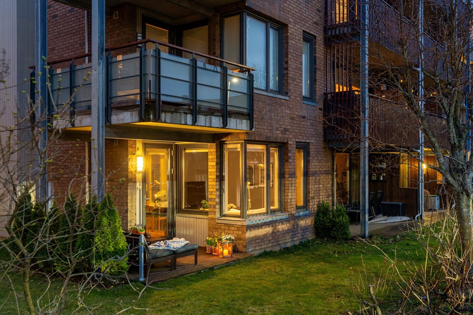 Her er alt lagt til rette for lange sommerkvelder med familie og venner. Hekk og uttrekkbar levegg sørger for ekstra privatliv. Galleribilde