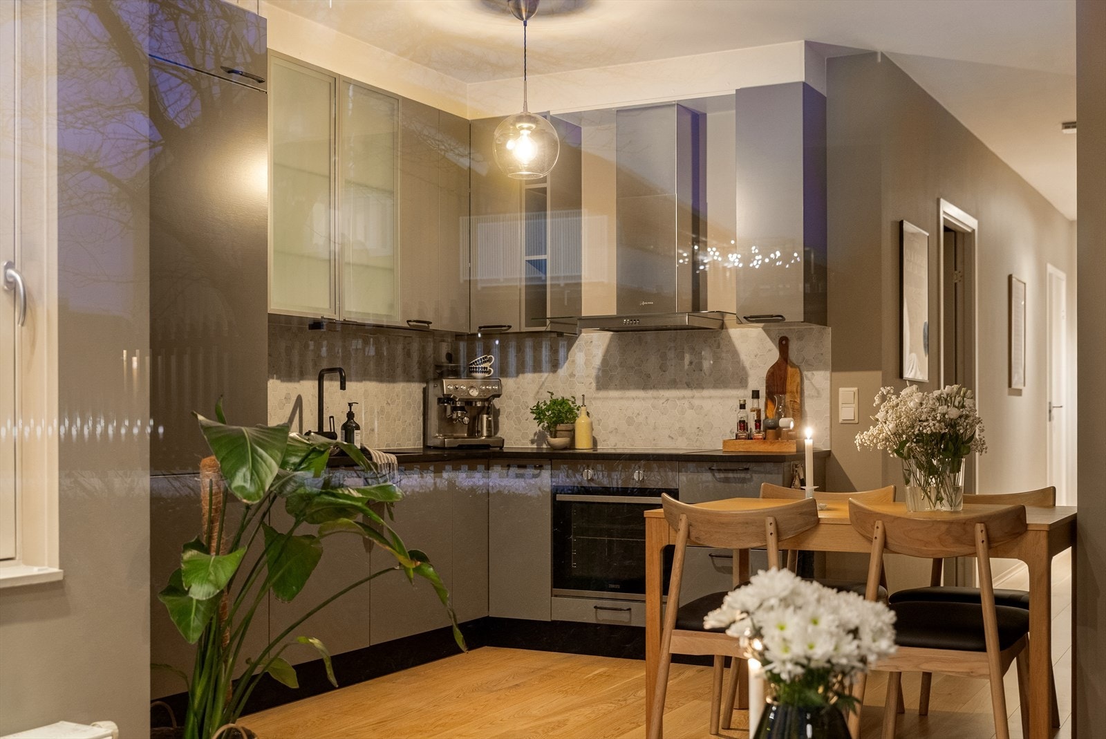 Boligen ligger i første etasje og har oppvarming via fjernvarme, noe som bidrar til lave strømutgifter. Galleribilde