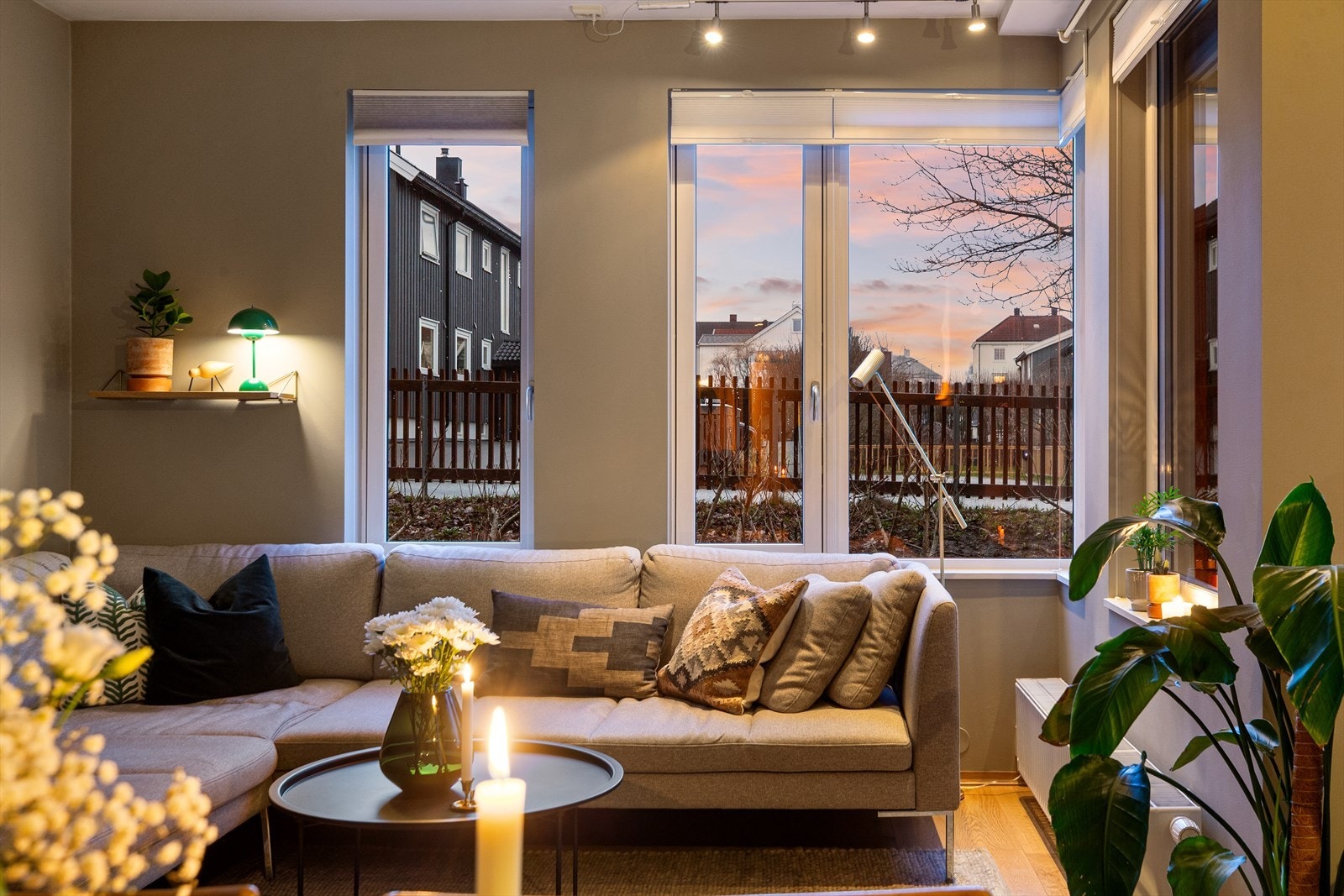 Leiligheten har endeplassering i første etasje og effektiv planløsning med mye lysinnslipp. Galleribilde