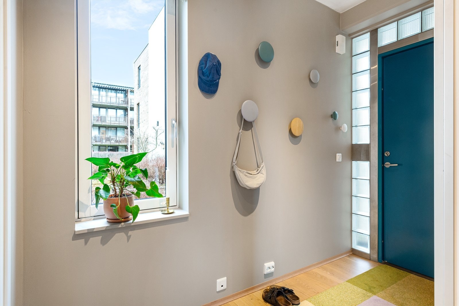 I tillegg til skyvedørsgarderoben har entreen plass til et smalt skoskap, en liten sjenk eller lignende. Galleribilde