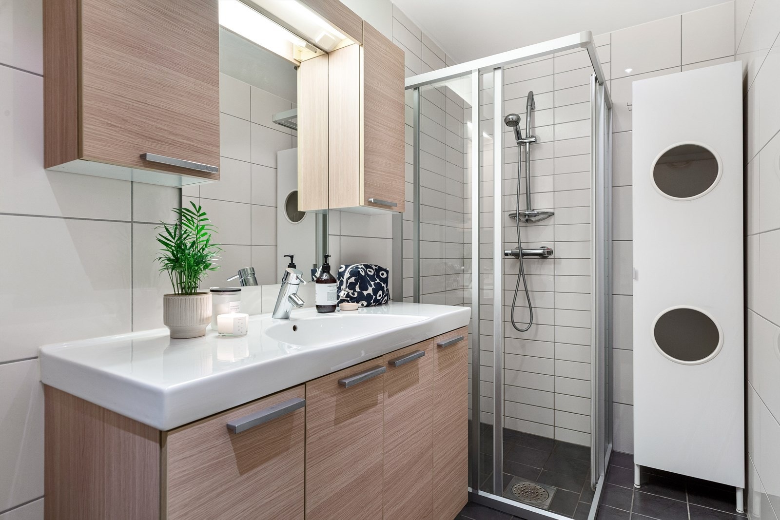 Badet og vaskerommet ligger vegg-i-vegg. Galleribilde