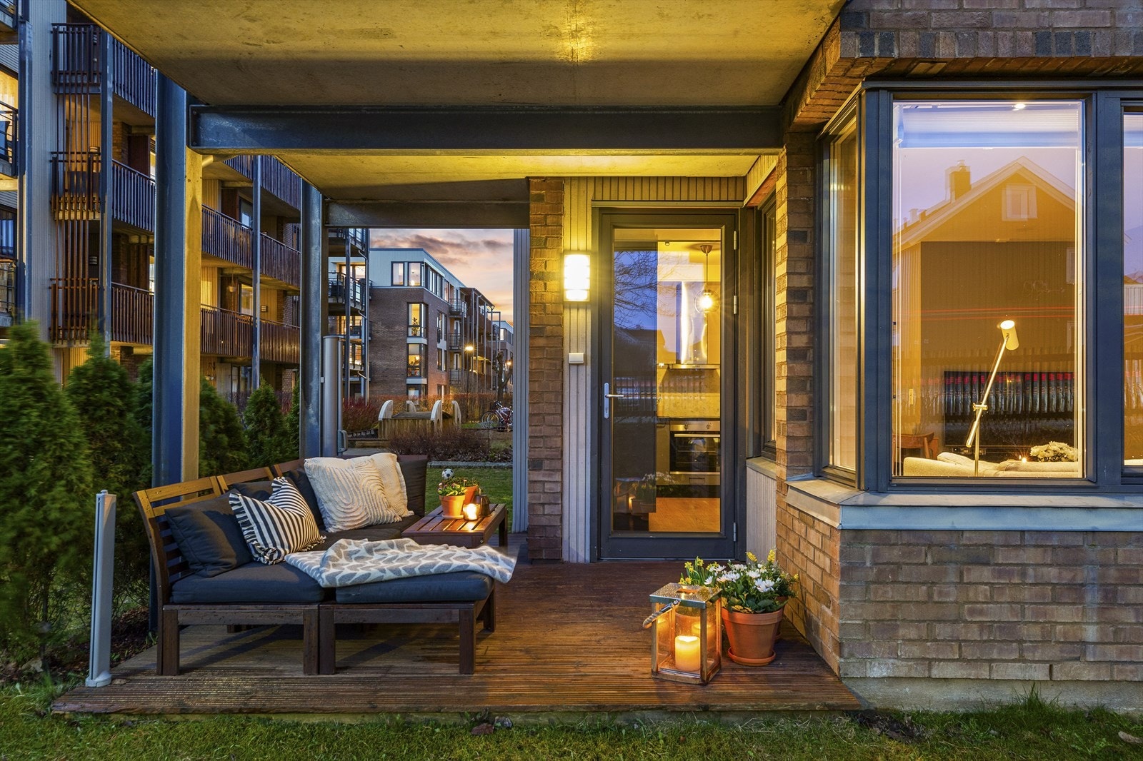 Utsyn mot lekeplassen gjør det enkelt for småbarnsforeldre å holde et øye med barna og samtidig slappe av. Galleribilde