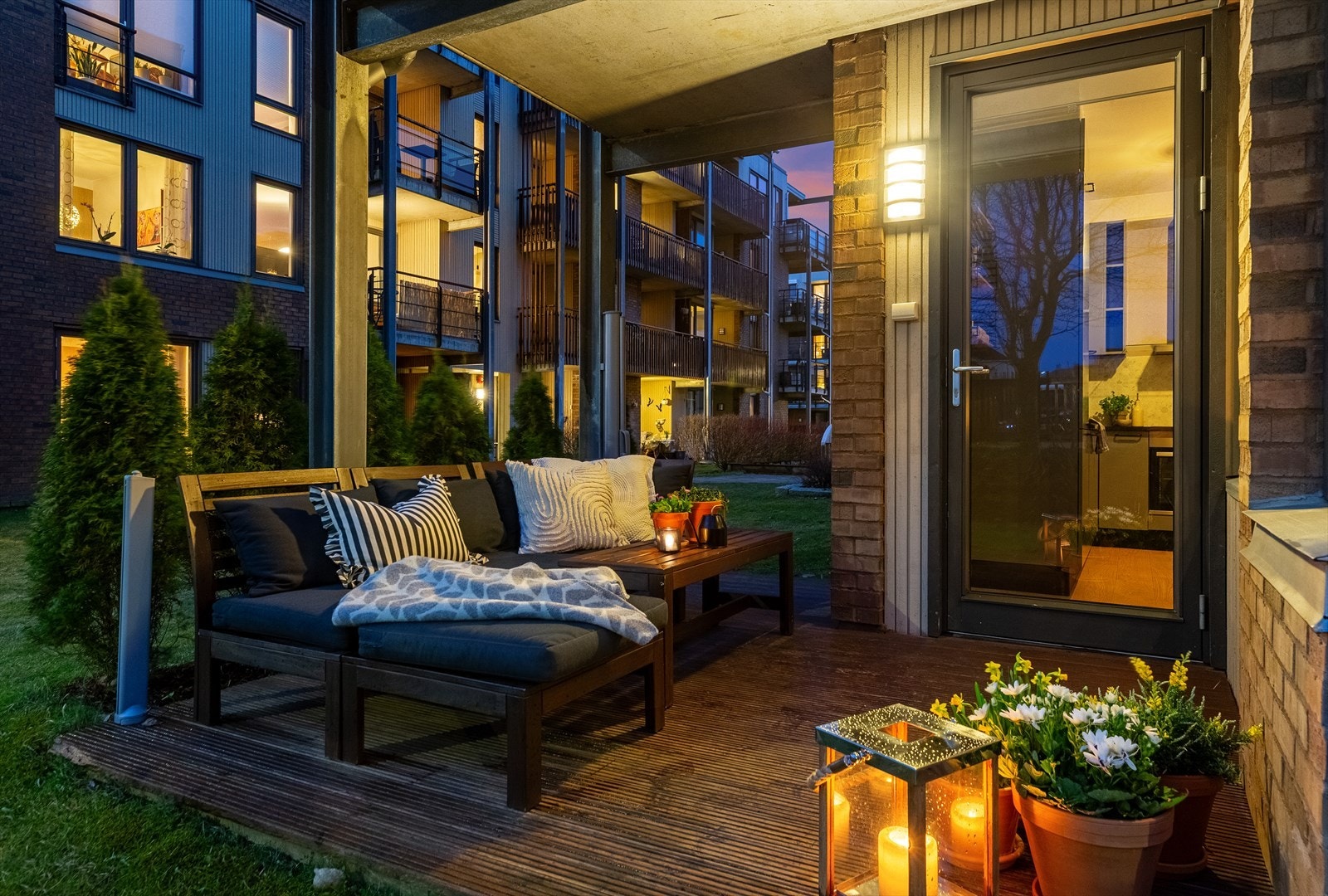 Terrassen er et koselig uterom - like perfekt for sosiale sammenkomster, som avslapning. Galleribilde