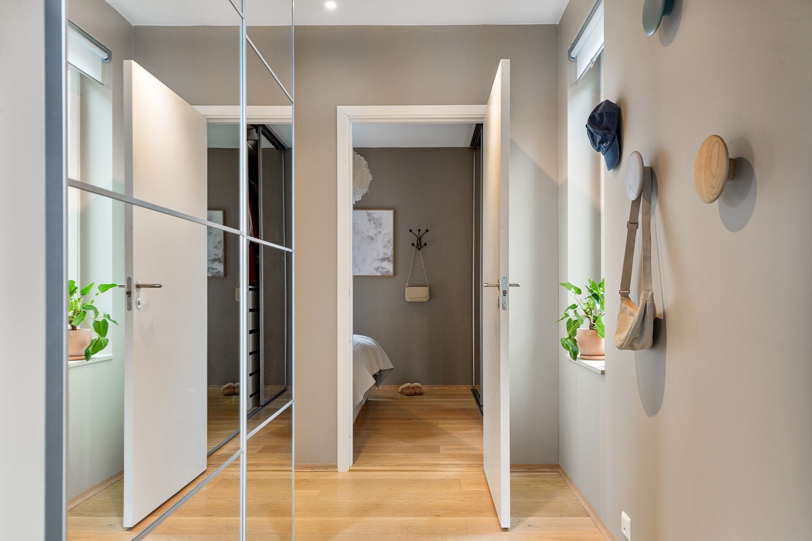 Entreen gir et godt førsteinntrykk med ekstra takhøyde, pene overflater og skyvedørsgarderobe. Galleribilde