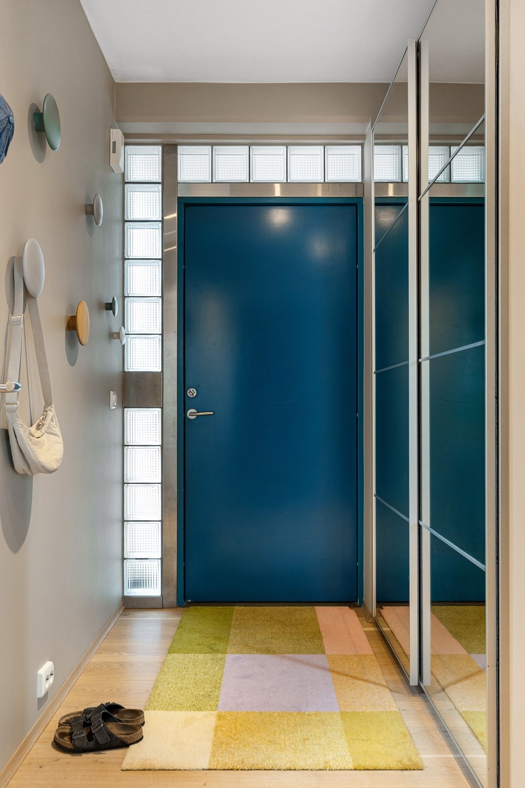 Leiligheten har vannbåren oppvarming med radiatorer og gulvvarme tilkoblet felles fjernvarmeanlegg. Galleribilde