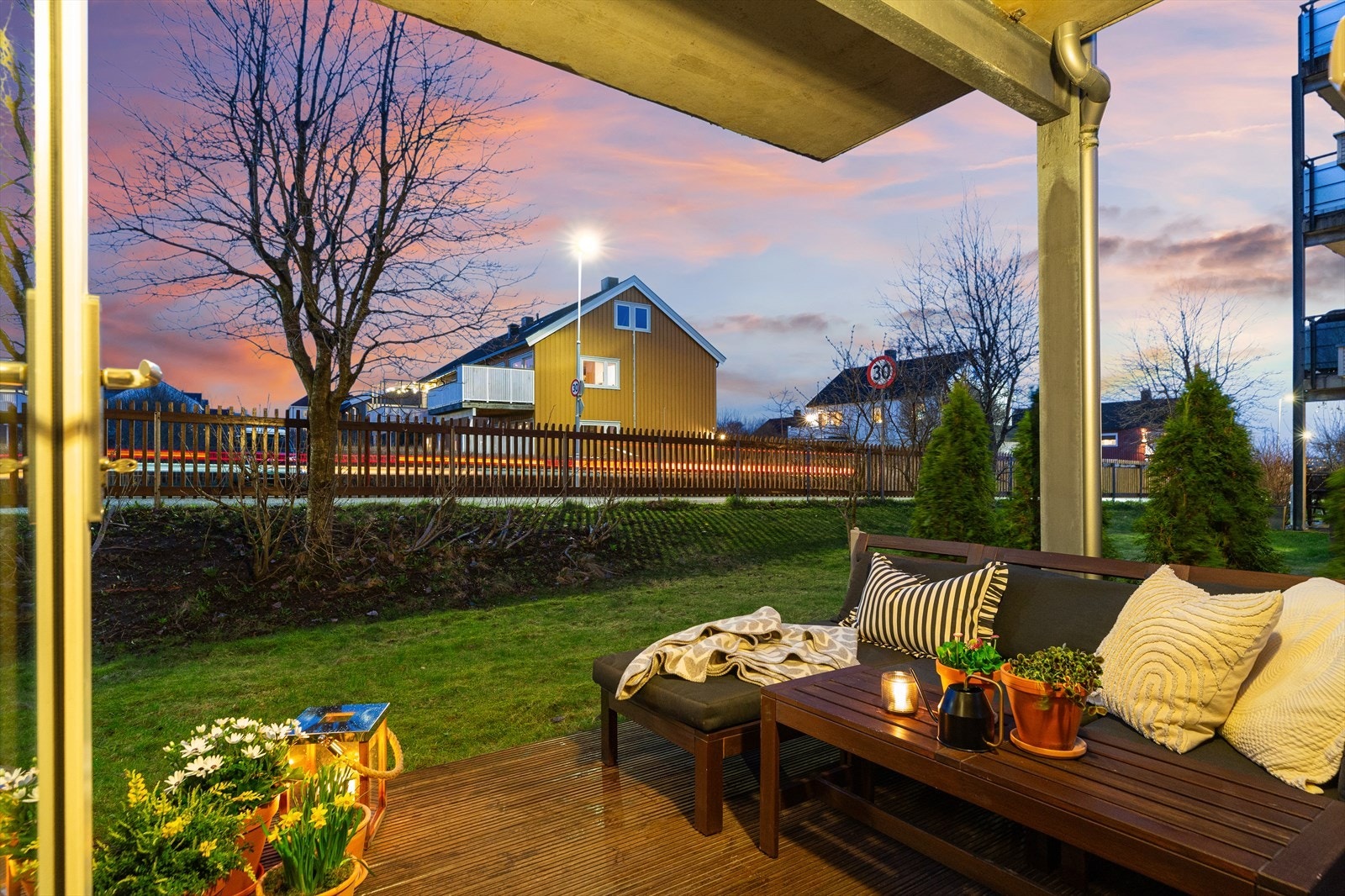 Utenfor stuen er det en usjenert og solrik terrasse på ca. 9 kvm. Galleribilde