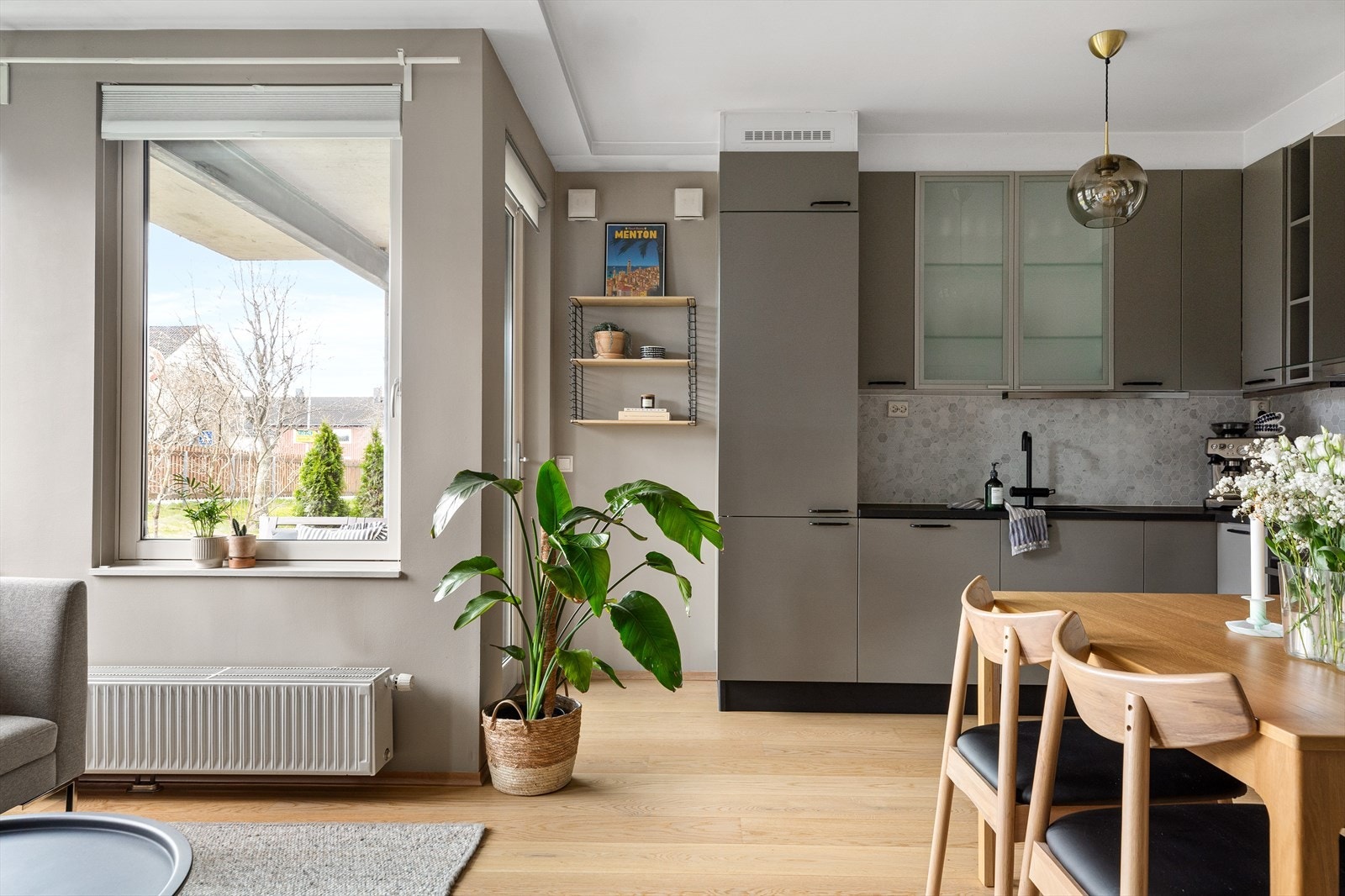 Kjøkkeninnredningen ble oppgradert i 2020 med ny benkeplate, oppvaskkum og integrerte hvitevarer. Galleribilde