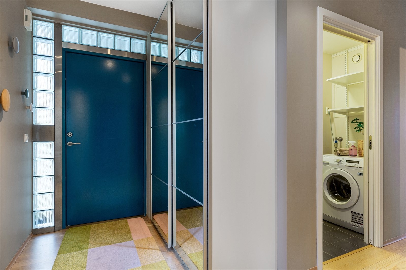 Glassbyggersteinen rundt ytterdøren gir ekstra lysinnslipp - uten innsyn. Galleribilde