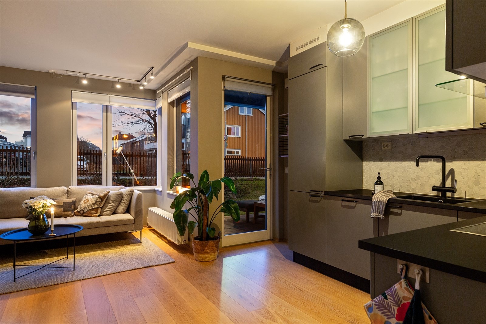 Store vindusflater gjør rommet ekstra lyst og innbydende. Galleribilde