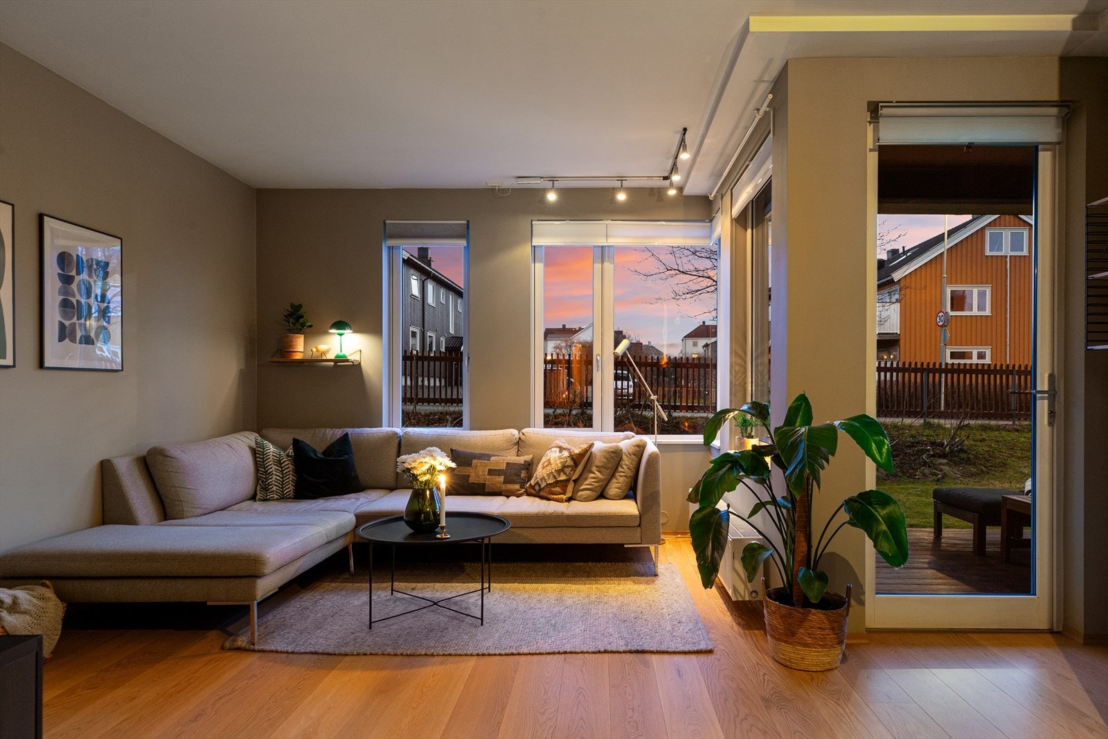 Overflatene er moderne med enstavs parkettgulv og slette vegger malt i en varm gråtone. Galleribilde