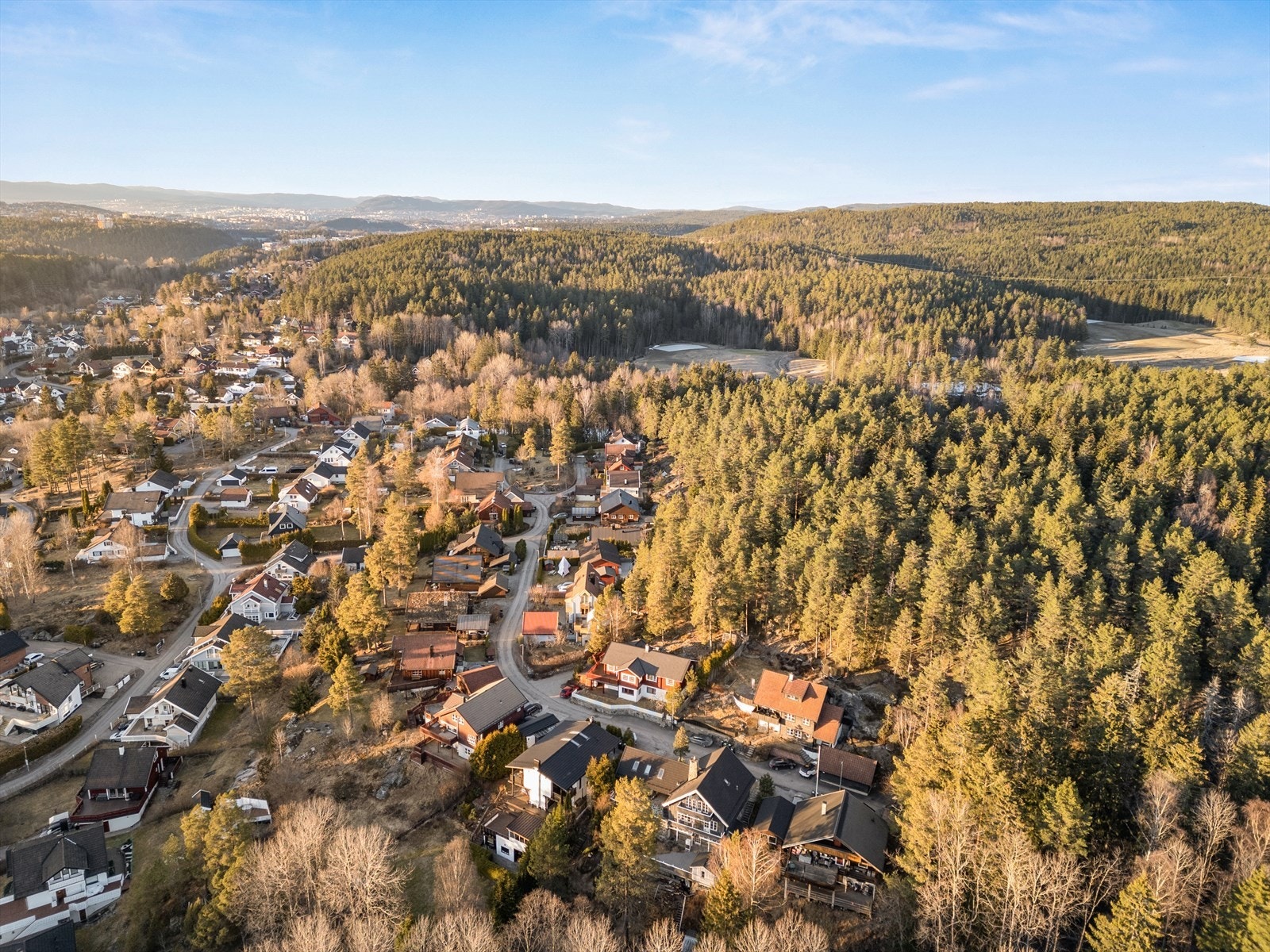 Grønmo golfklubb ligger rett i gjennom skogholtet og kan nås til fots. En lett tilgjengelig og populær golfklubb. Galleribilde