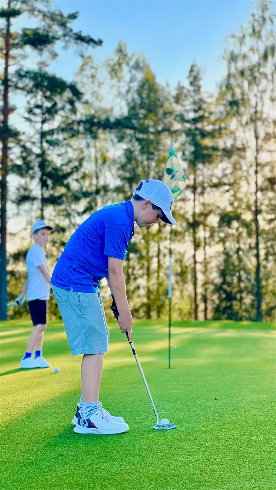 Grønmo golfklubb ligger like bak huset og nås via en skogsti fra tomten. Galleribilde