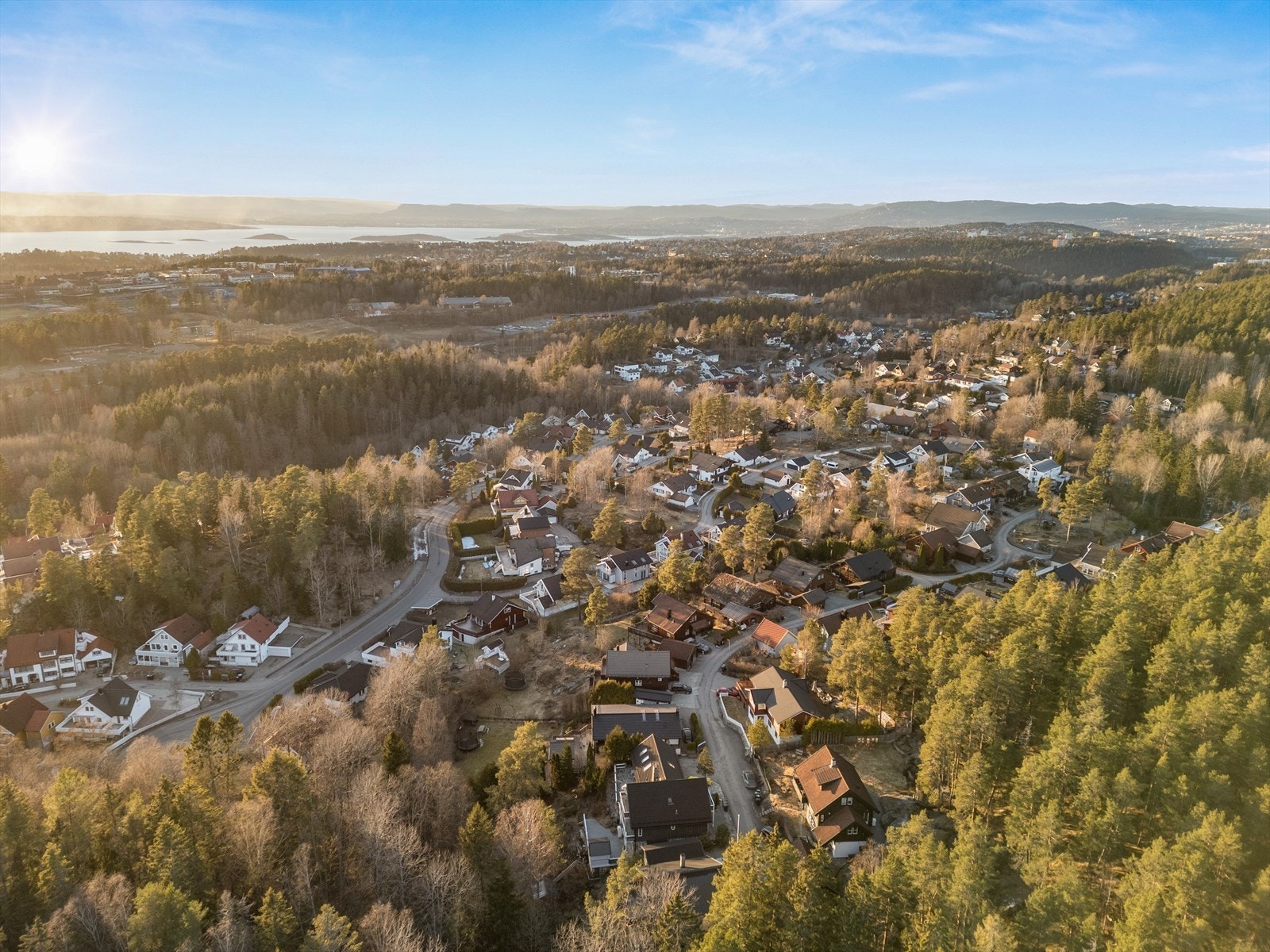 Nærmeste busstopp ligger i rundkjøringen til høyre i bildet. Galleribilde