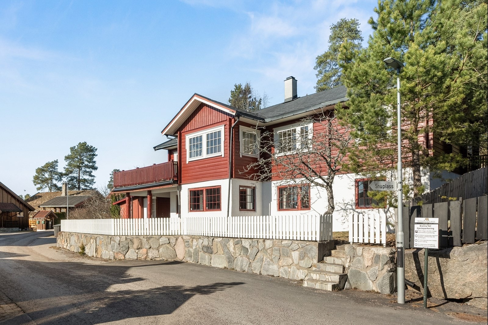 En egen trapp opp fra gaten benyttes som inngang til utleieleiligheten. Galleribilde
