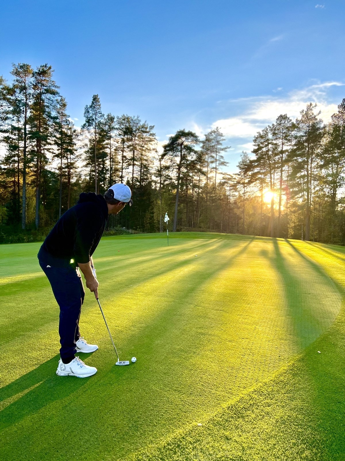 Grønmo golfklubb ligger like bak huset og nås via en skogsti fra tomten. Galleribilde