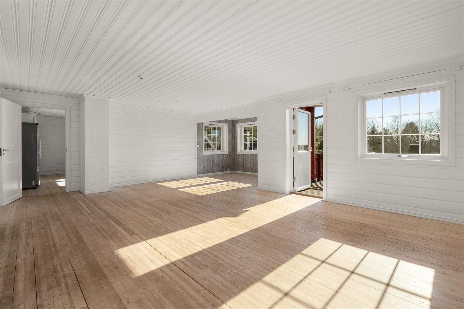 Størrelsen og utformingen gir stuen enkel å møblere med flere møbelgrupper og forskjellige adskilte soner. Galleribilde