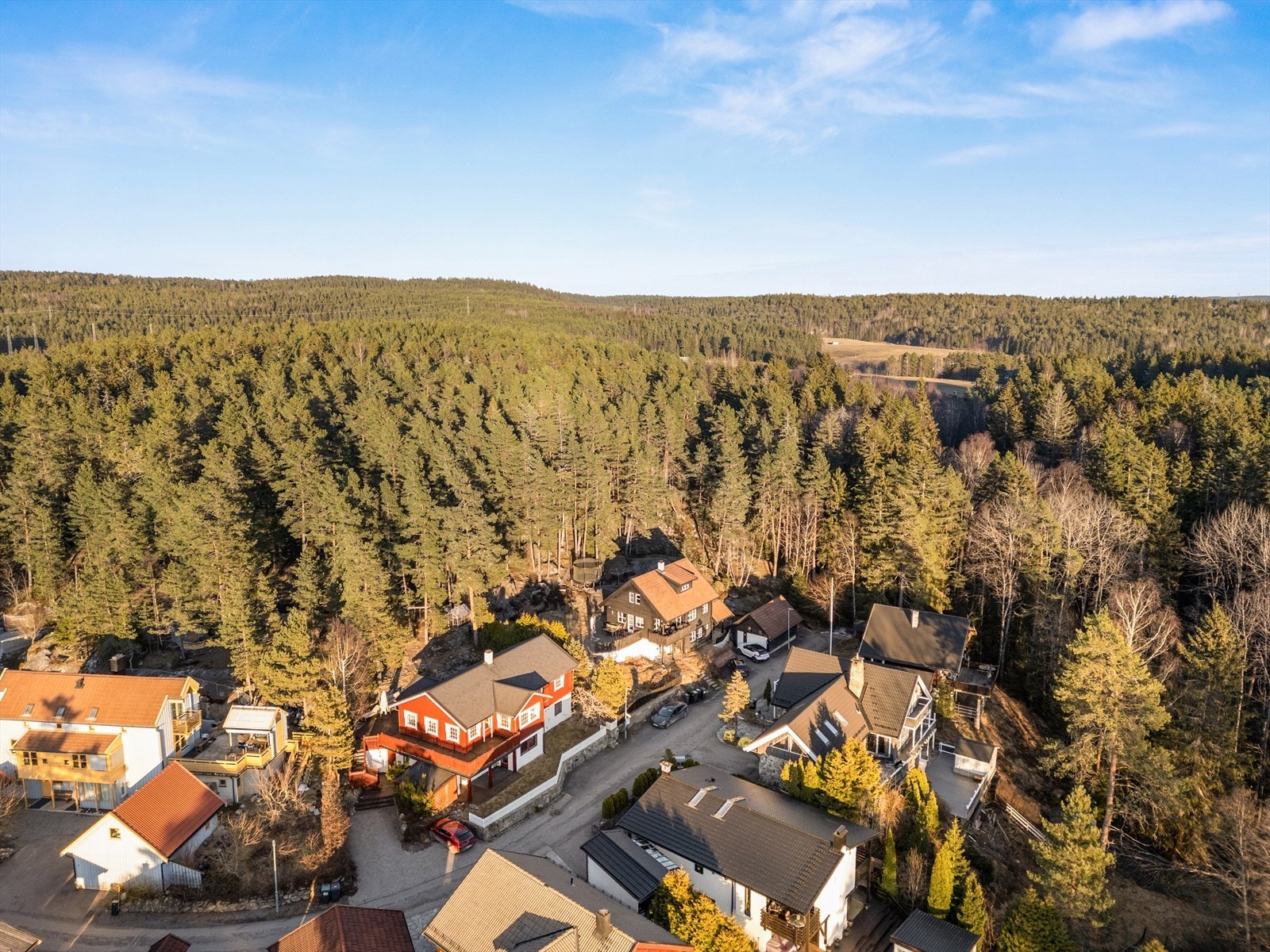 Huset har en rolig og idyllisk plassering innerst i en blindvei. Østmarka med uendelige turmuligheter sommer som vinter starter på tomtegrensen. Galleribilde