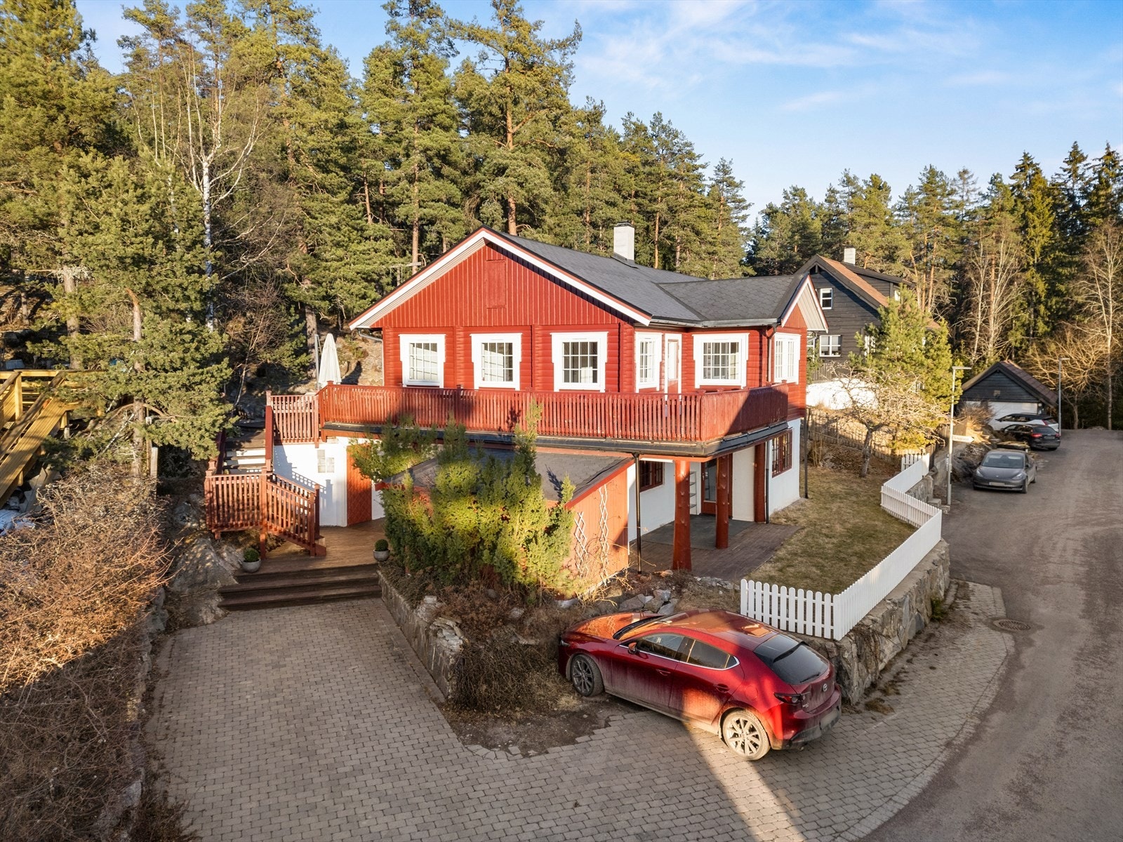 Hel tomannsbolig/enebolig m/utleiedel. I tillegg til utleieleiligheten er det mulig å lage en hybel (*utleie av del av egen bolig) i underetasjen tilknyttet hoveddelen slik at det blir to utleiemuligheter. Galleribilde