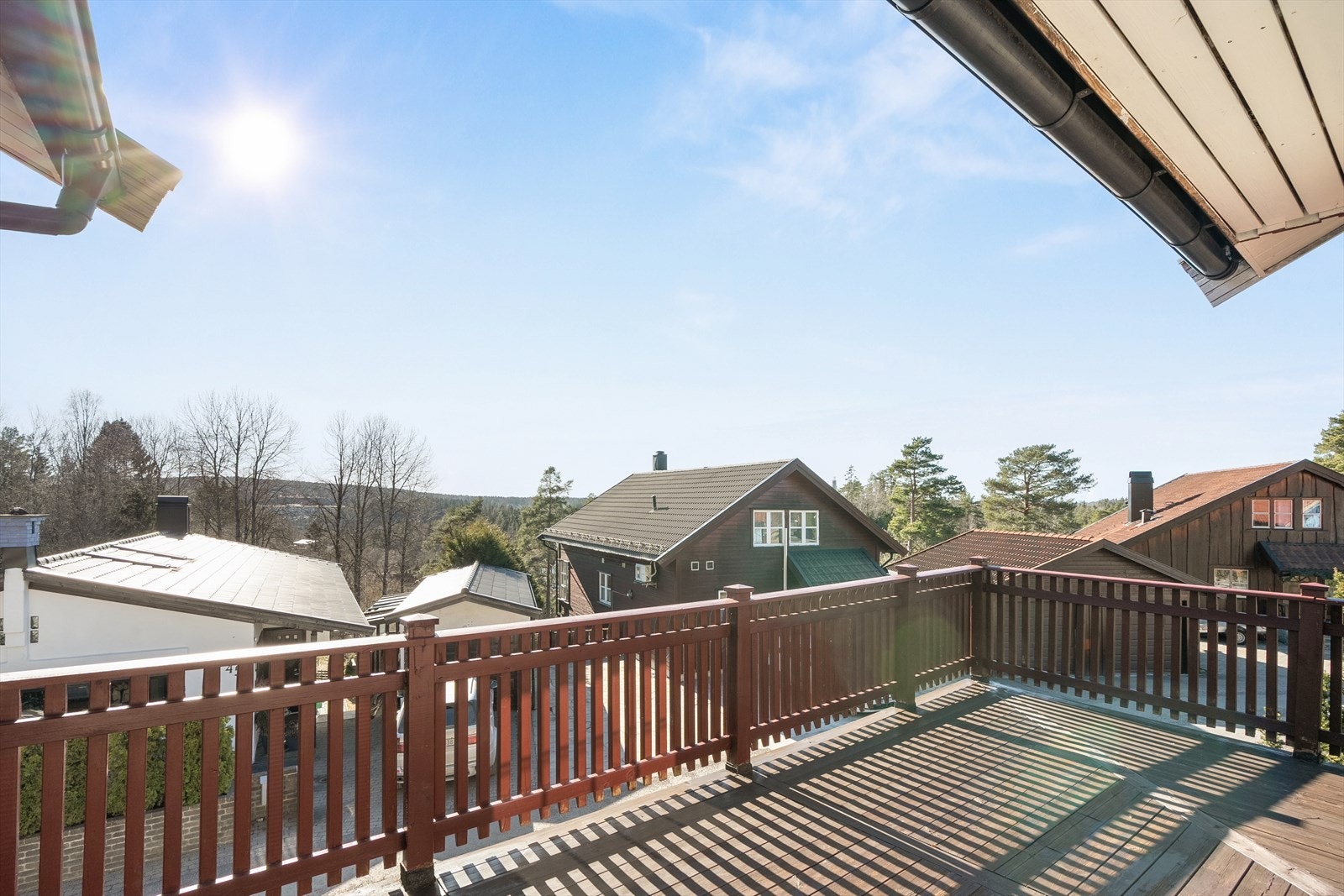Huset har en åpen og luftig plassering med fint utsyn både ute på terrassen og inne fra stuen og kjøkkenet. Galleribilde