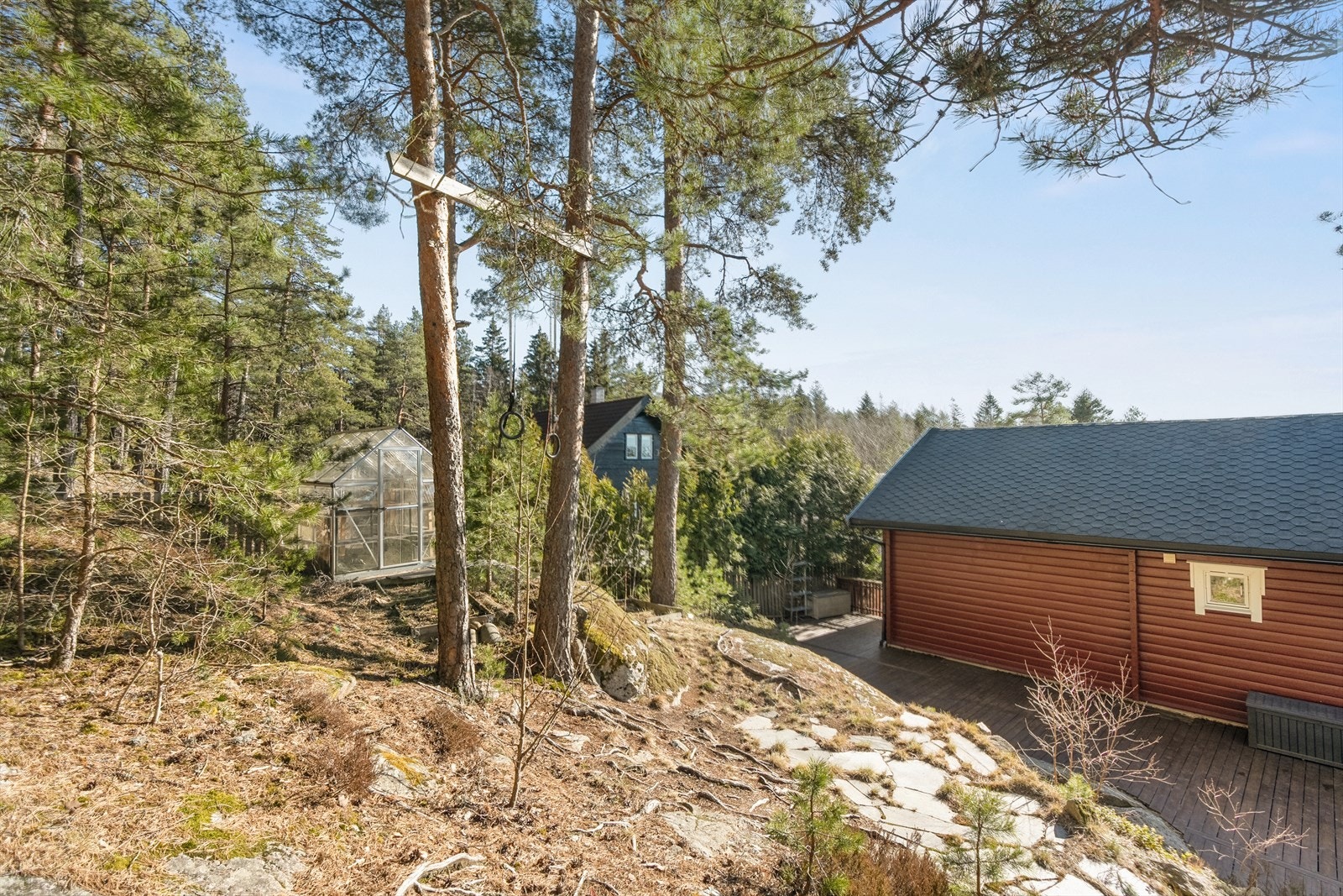 Østmarka med uante turmuligheter starter ved stuedøren. Her er det enkelt å ta barna med på sykkel- og skiturer, fisketurer og telturer. Galleribilde