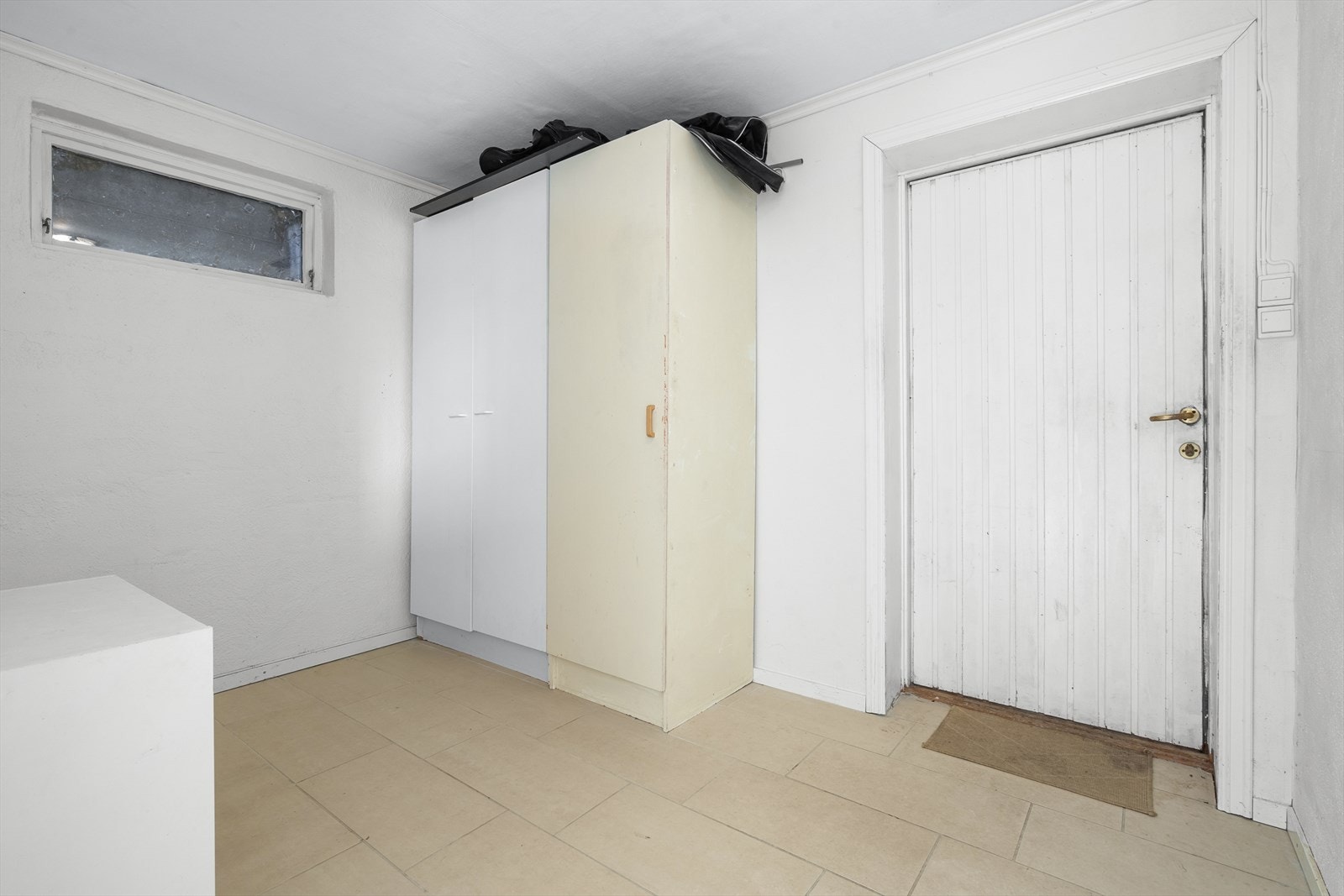 Endeligheten har inngang fra baksiden av huset og med egen trapp fra gaten trenger ikke leietaker gå gjennom felles hage eller gårdsplass. Galleribilde
