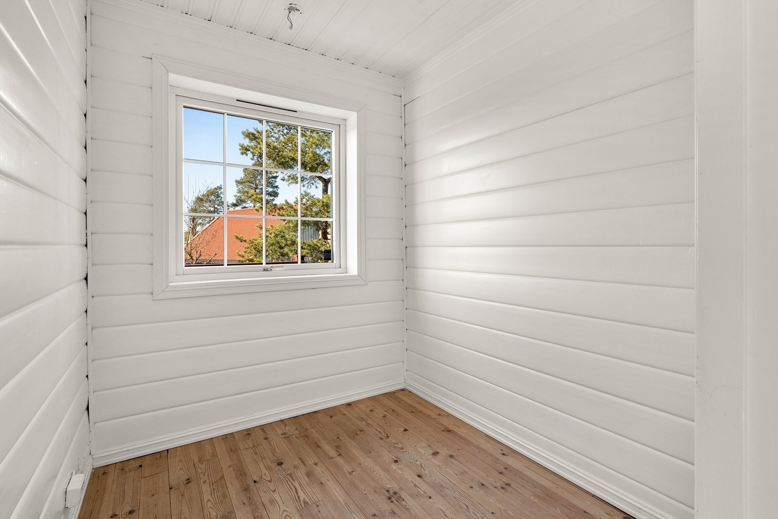 På siden av stuen mot utgangen til hagen er det et lyst og trivelig kontor. Galleribilde