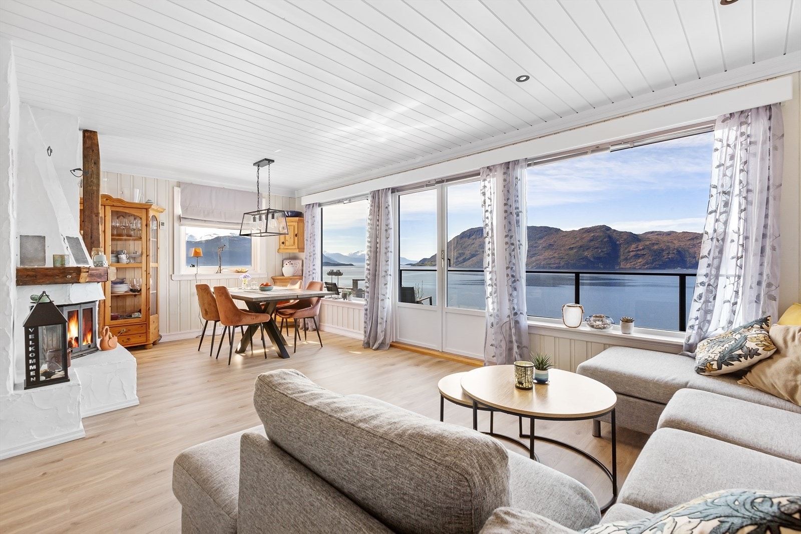 Stuen er lys og luftig, med store vindusflater som rammer inn den spektakulære utsikten mot fjorden Galleribilde