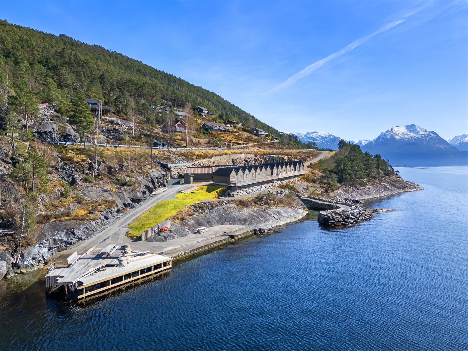 Som eier av hytta får du tilgang til et sjeldent flott fellesområde nede ved sjøen, med brygge, opparbeidet uteplass og naustområde Galleribilde