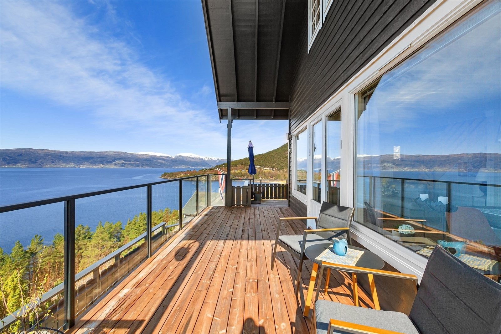 Stor terrasse med glassrekkverk i front og sol hele dagen Galleribilde