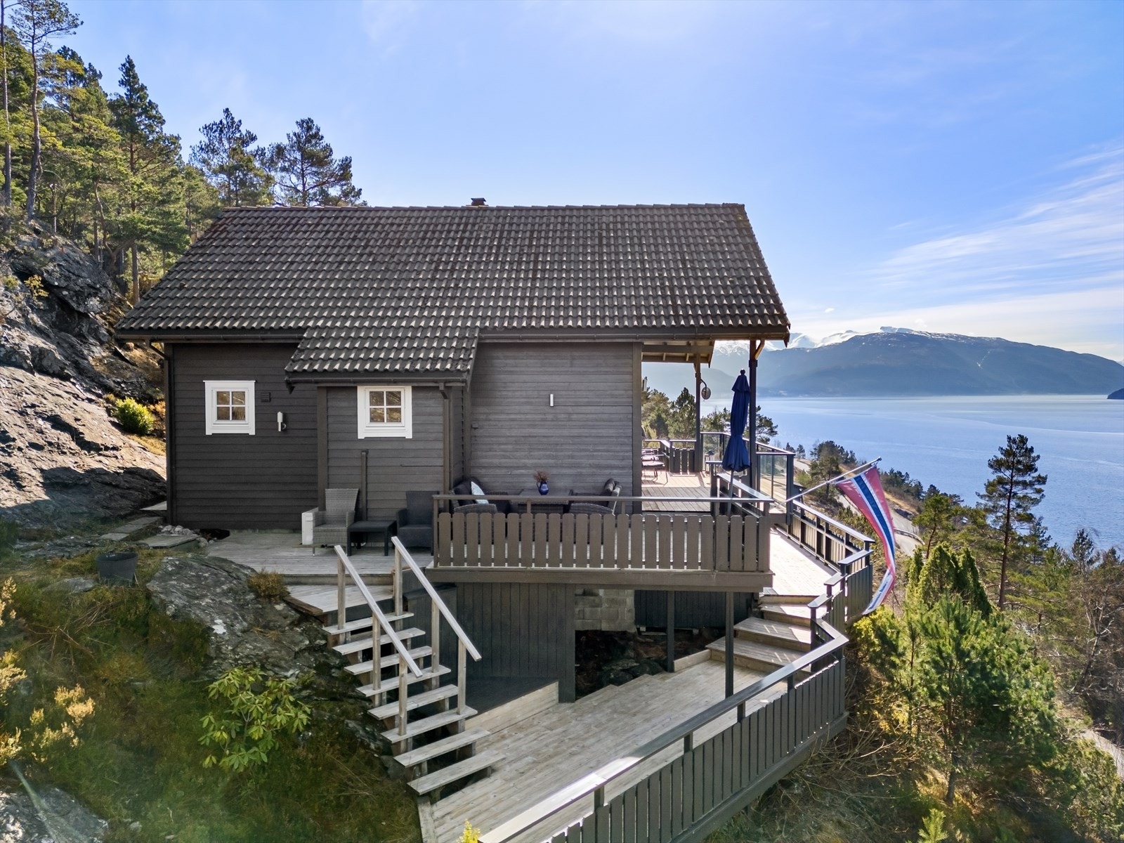 Med kort gangavstand til sjøen og nærhet til både fjord og fjell, ligger alt til rette for et variert og aktivt friluftsliv året rundt Galleribilde