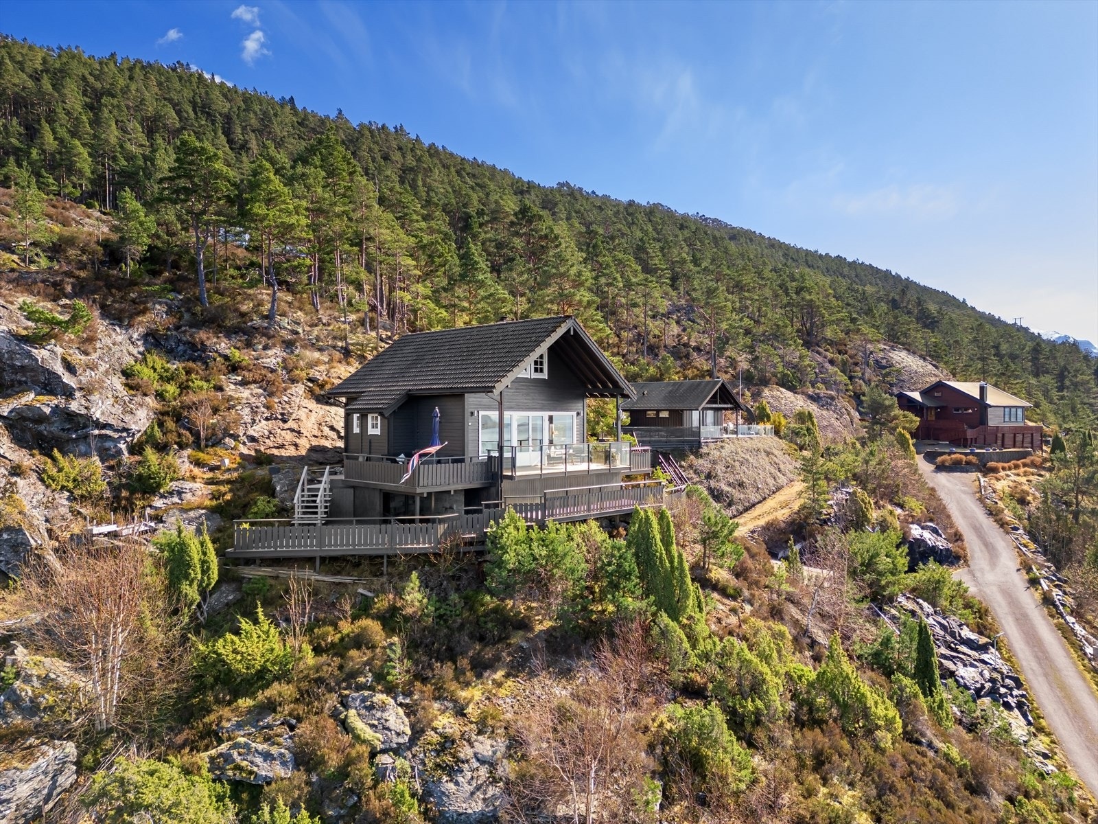 Her får du storslått utsikt over Hardangerfjorden, i rolige og naturnære omgivelser med spredt fritidsbebyggelse Galleribilde